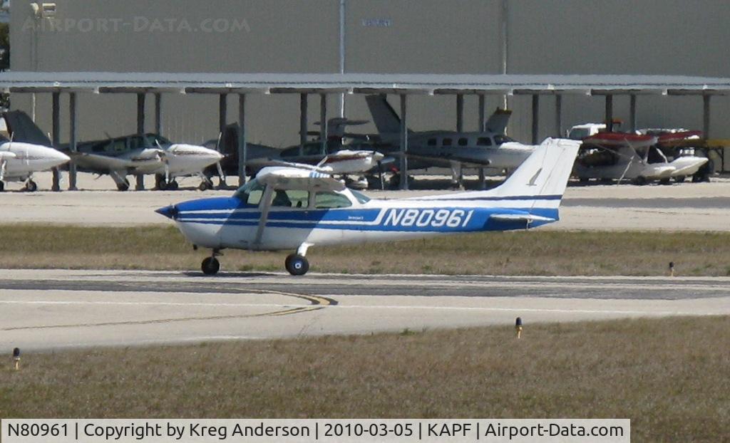 N80961, 1976 Cessna 172M C/N 17266820, Departing runway 32