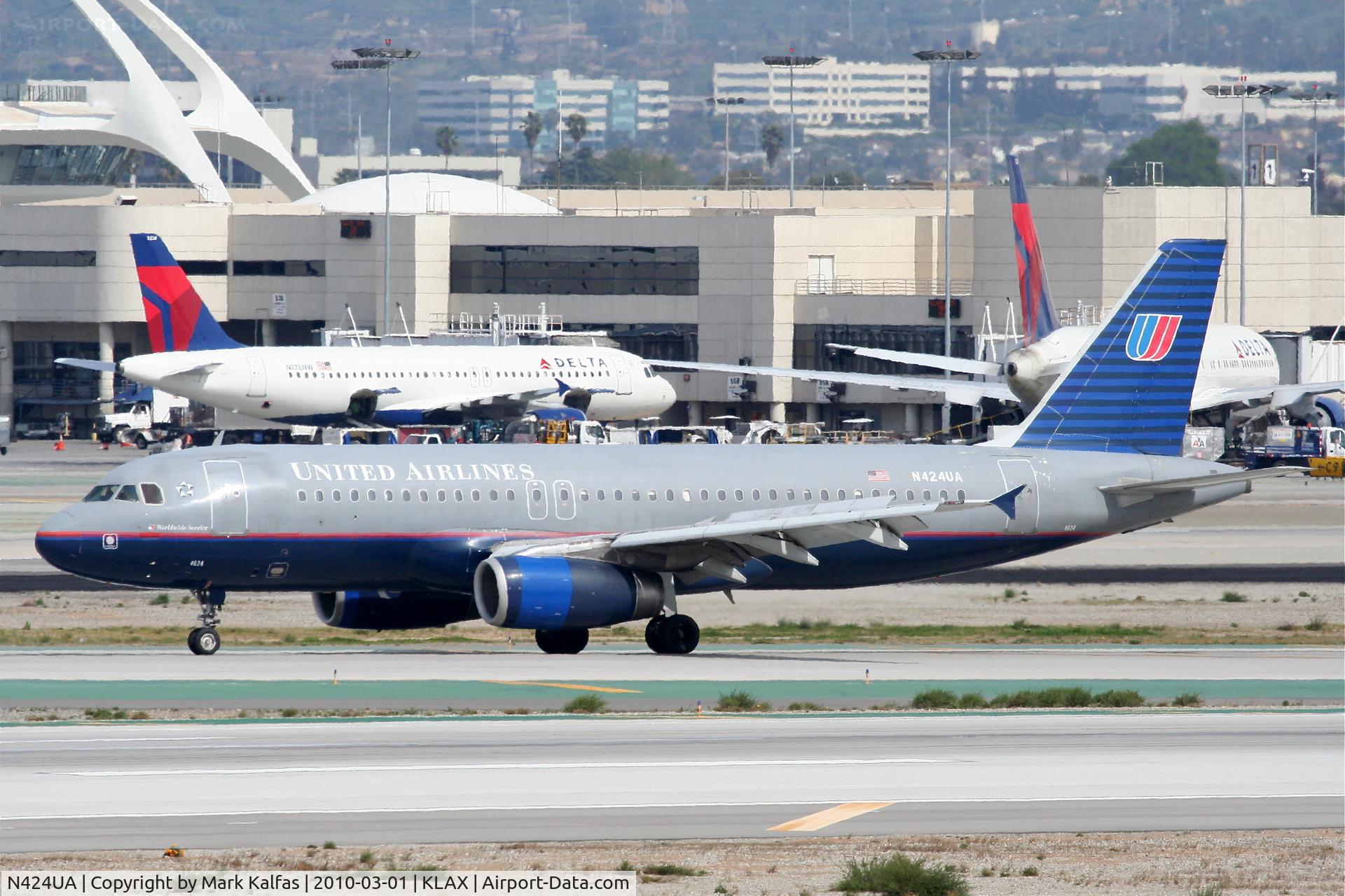 N424UA, 1995 Airbus A320-232 C/N 506, United Airlines Airbus A320-232, N424UA, UAL289 arrives from KLAS on 25L KLAX.