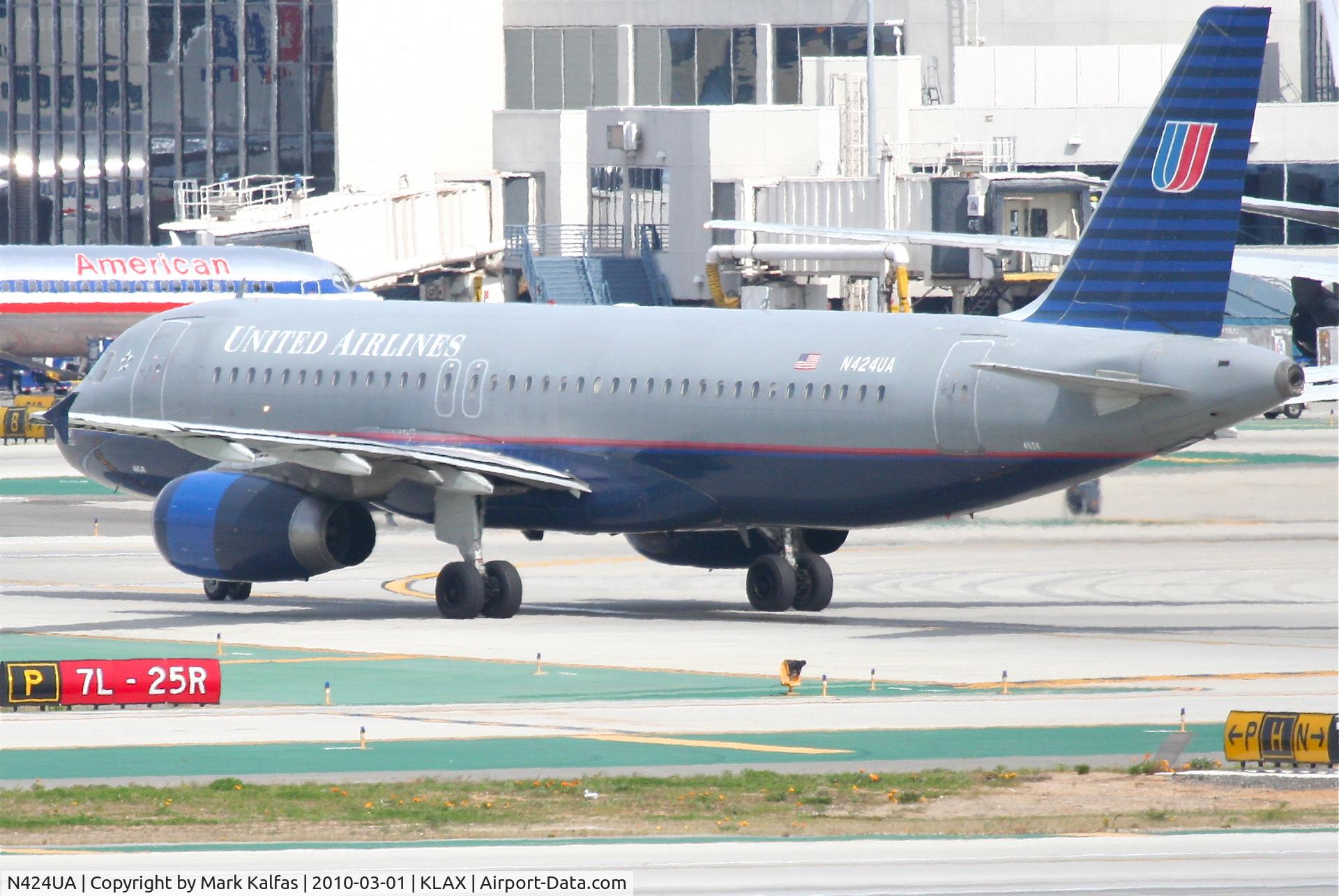 N424UA, 1995 Airbus A320-232 C/N 506, United Airlines Airbus A320-232, N424UA, UAL289 arrives from KLAS taxiway Papa KLAX.