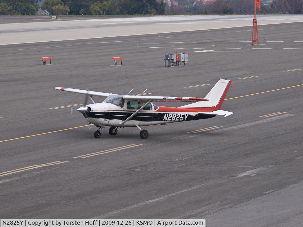 N2825Y, 1962 Cessna 182E Skylane C/N 18253825, N2825Y taxiing