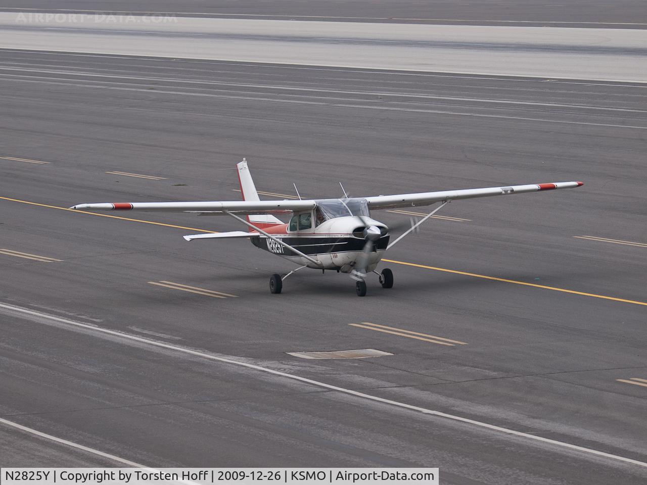 N2825Y, 1962 Cessna 182E Skylane C/N 18253825, N2825Y taxiing