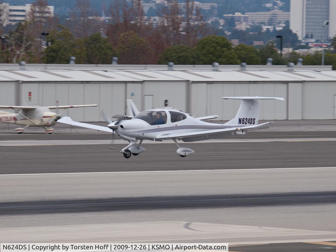 N624DS, 2006 Diamond DA-40 Diamond Star C/N 40.624, N624DS arriving on RWY 21