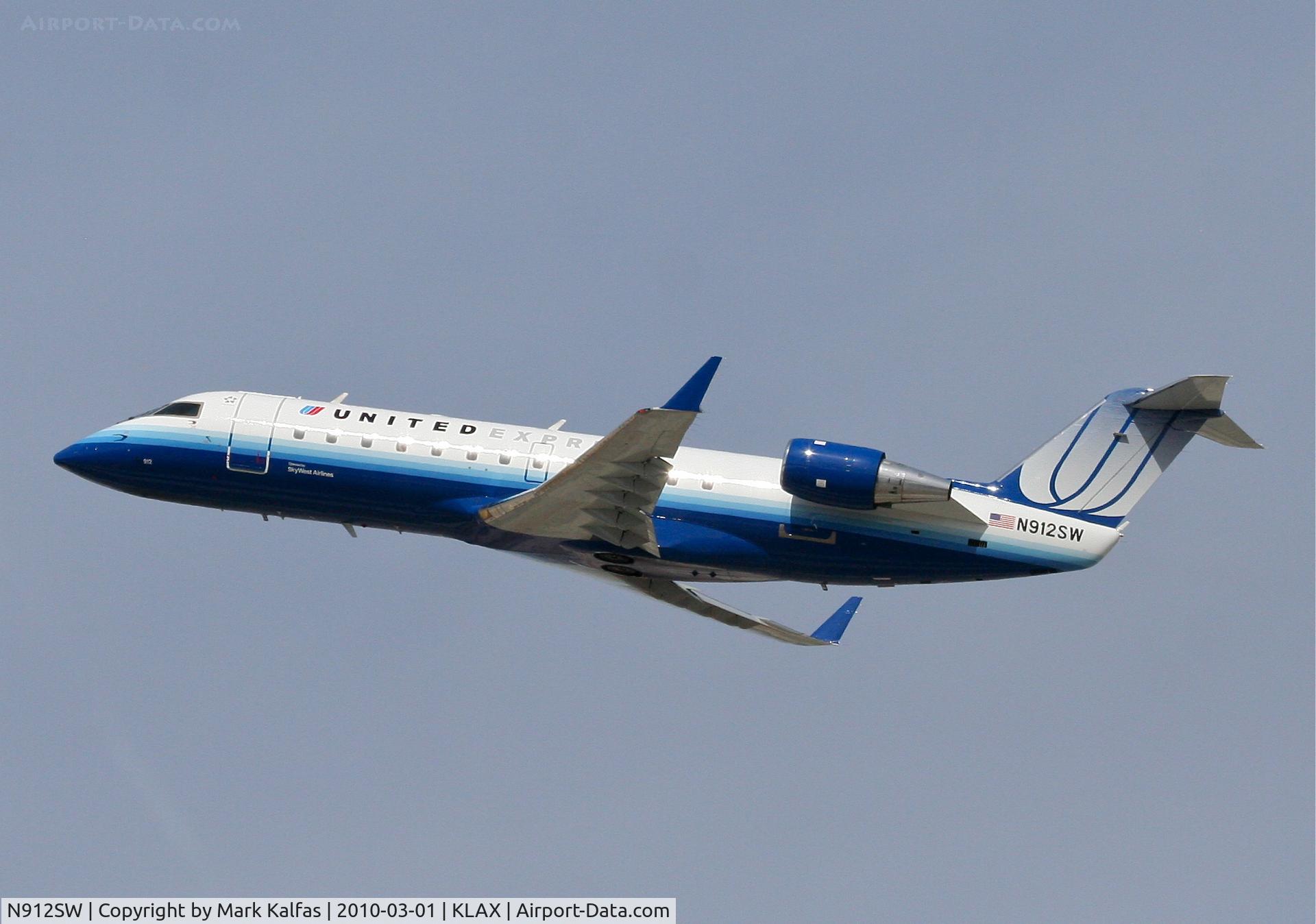 N912SW, 2001 Bombardier CRJ-200LR (CL-600-2B19) C/N 7595, SkyWest Bombardier CL-600-2B19, N912SW, SKW6452 to KTUS, departing 25R KLAX.