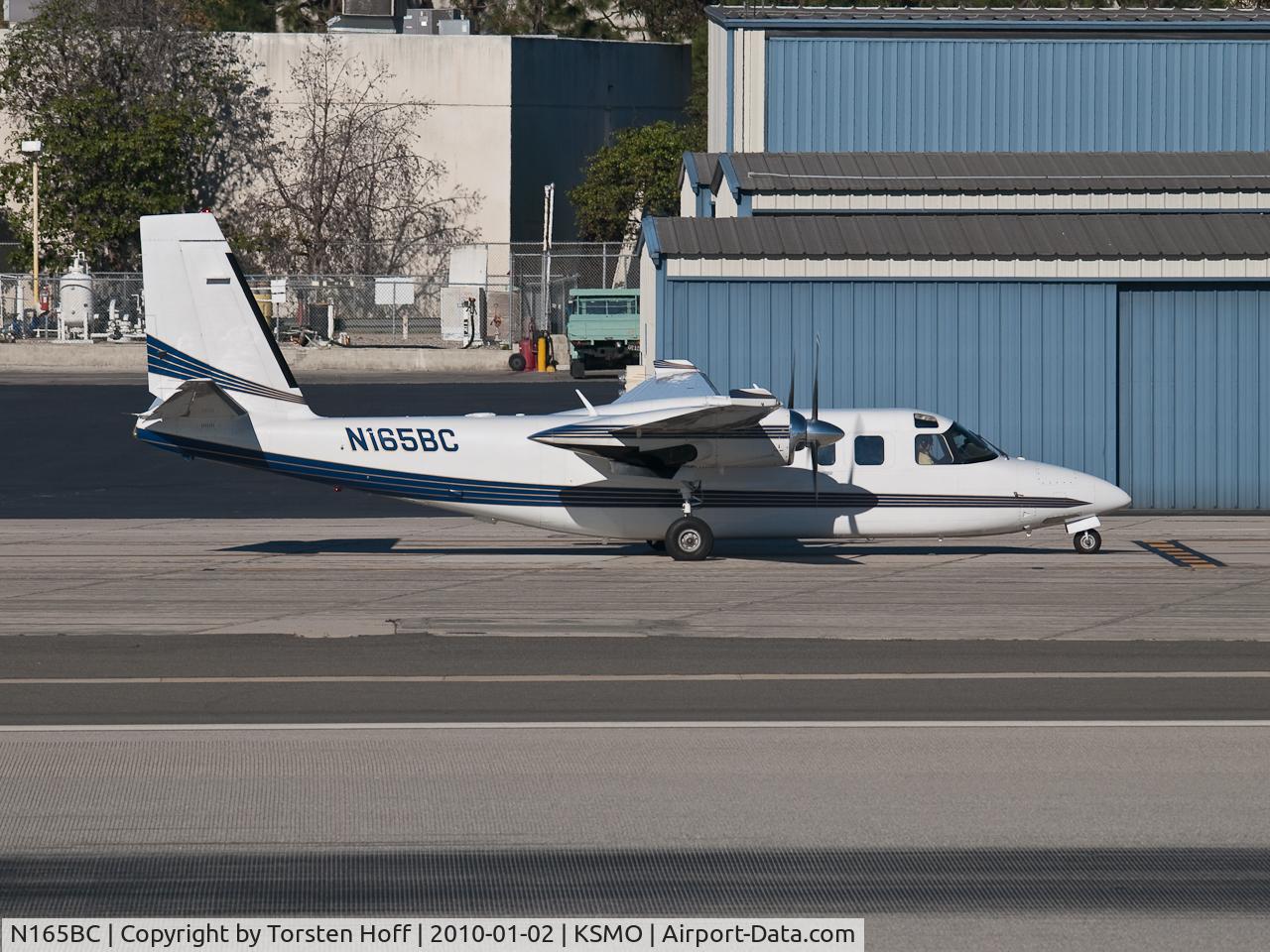 N165BC, 1980 Rockwell International 690C C/N 11646, N165BC taxiing