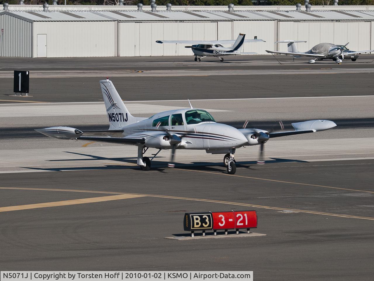 N5071J, 1975 Cessna 310R C/N 310R0191, N5071J crossing the runway