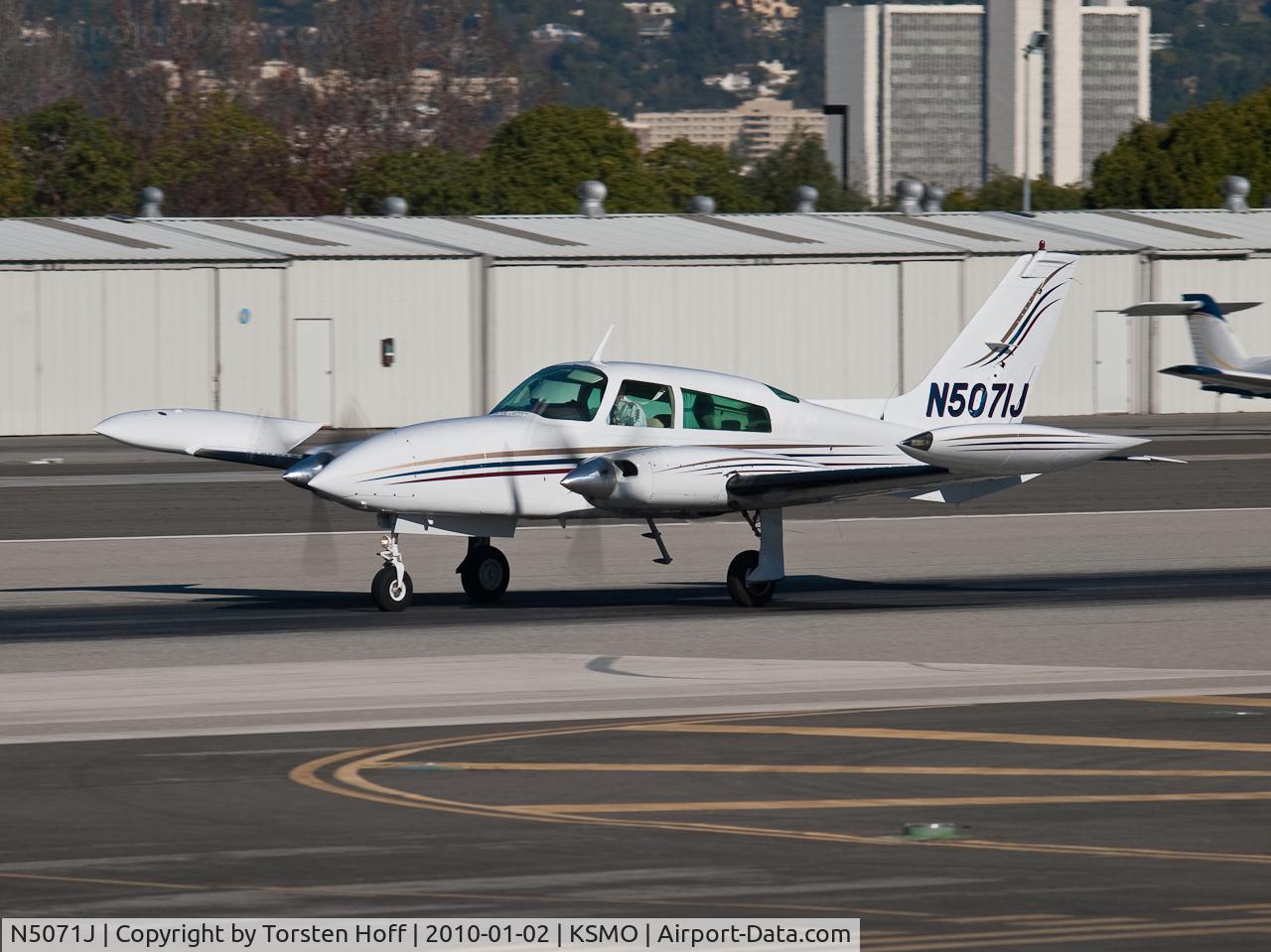 N5071J, 1975 Cessna 310R C/N 310R0191, N5071J departing from RWY 21