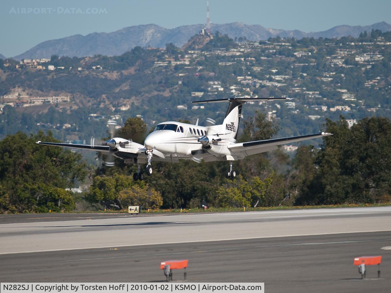 N282SJ, 1981 Beech B200 King Air C/N BB-925, N282SJ arriving on RWY 21