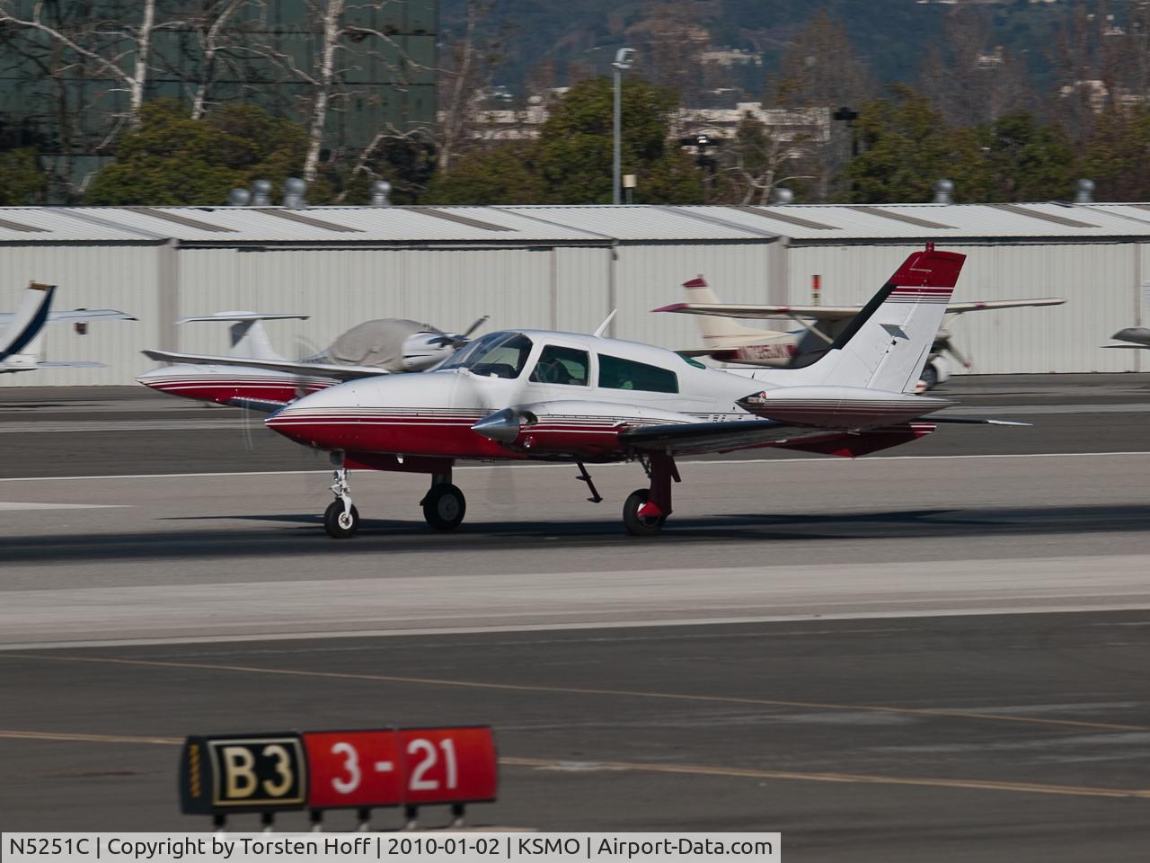N5251C, 1978 Cessna T310R C/N 310R1526, N5251C departing from RWY 21