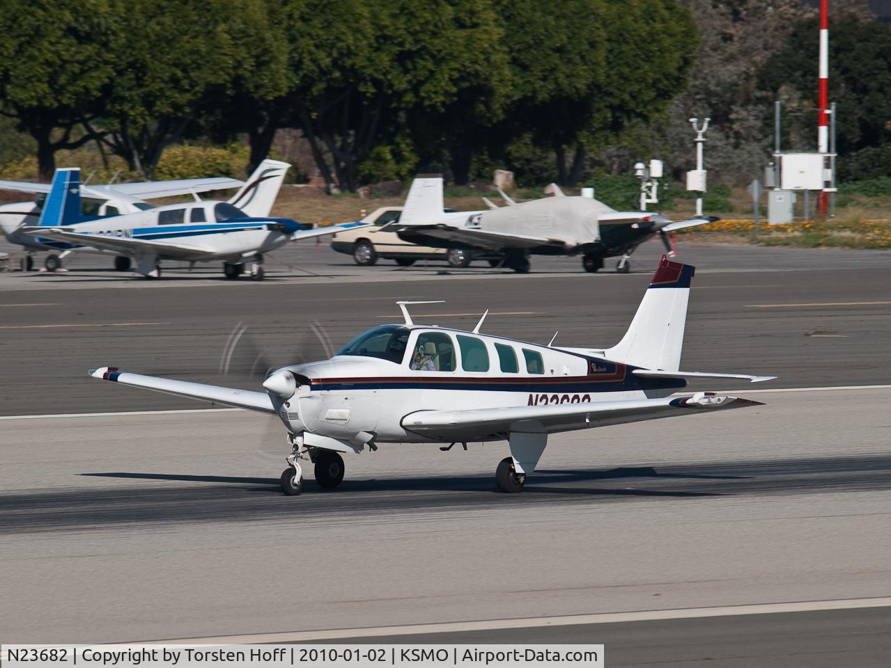 N23682, 1978 Beech A36 Bonanza 36 C/N E-1205, N23682 departing from RWY 21