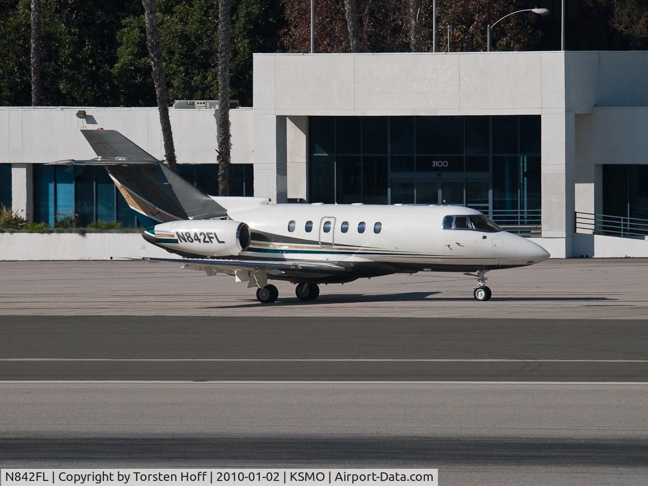 N842FL, 1999 Raytheon Hawker 800XP C/N 258428, N842FL taxiing