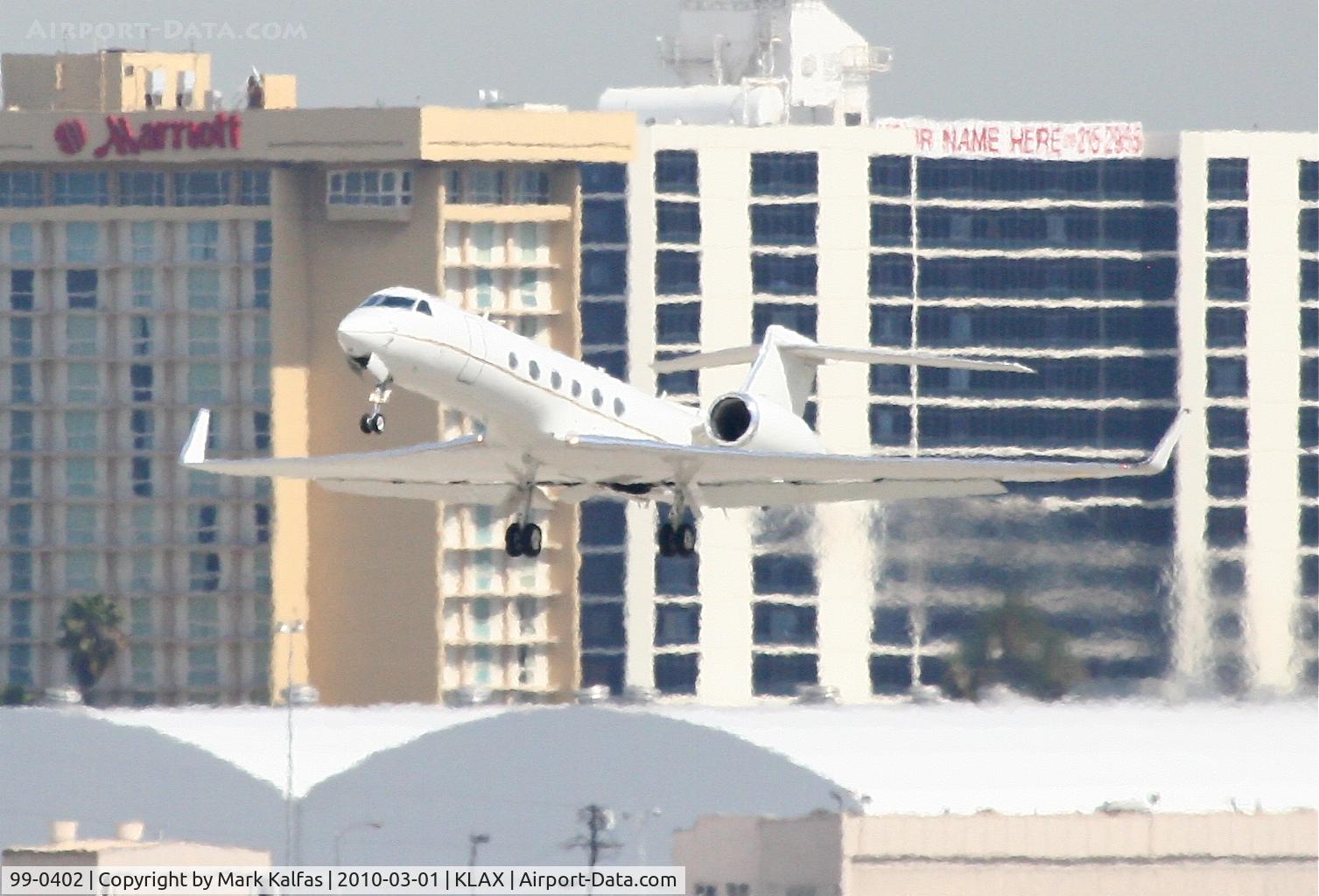 99-0402, 2000 Gulfstream Aerospace C-37A (Gulfstream V) C/N 571, USAF Gulfstream G5 / C-37A, 99-0402 departing 25L KLAX.