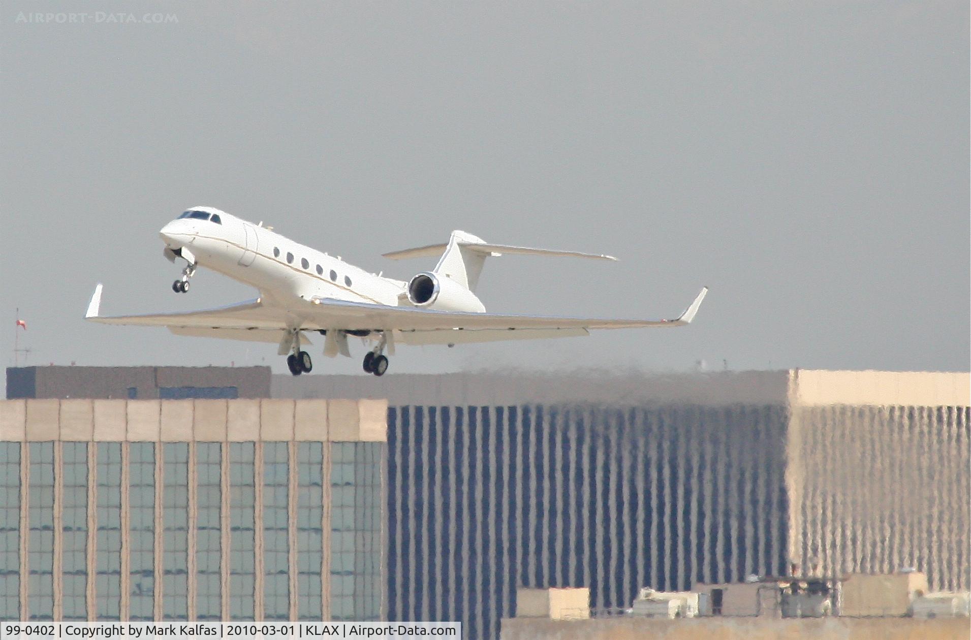 99-0402, 2000 Gulfstream Aerospace C-37A (Gulfstream V) C/N 571, USAF Gulfstream G5 / C-37A, 99-0402 departing 25L KLAX.