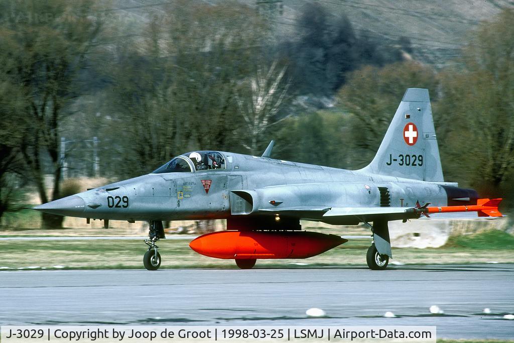 J-3029, Northrop F-5E Tiger II C/N L.1029, Picture taken from the football pitch that was positioned at the airfield. North the runway, west the taxiway. What better place could one wish?