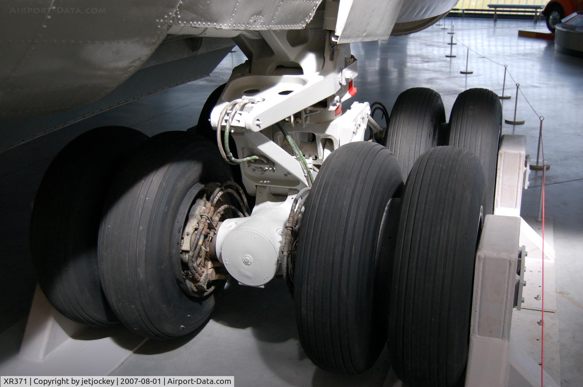 XR371, 1965 Short SC-5 Belfast C1 C/N SH.1825, Close up of main landing gear Short Belfast Cold War Museum Cosford