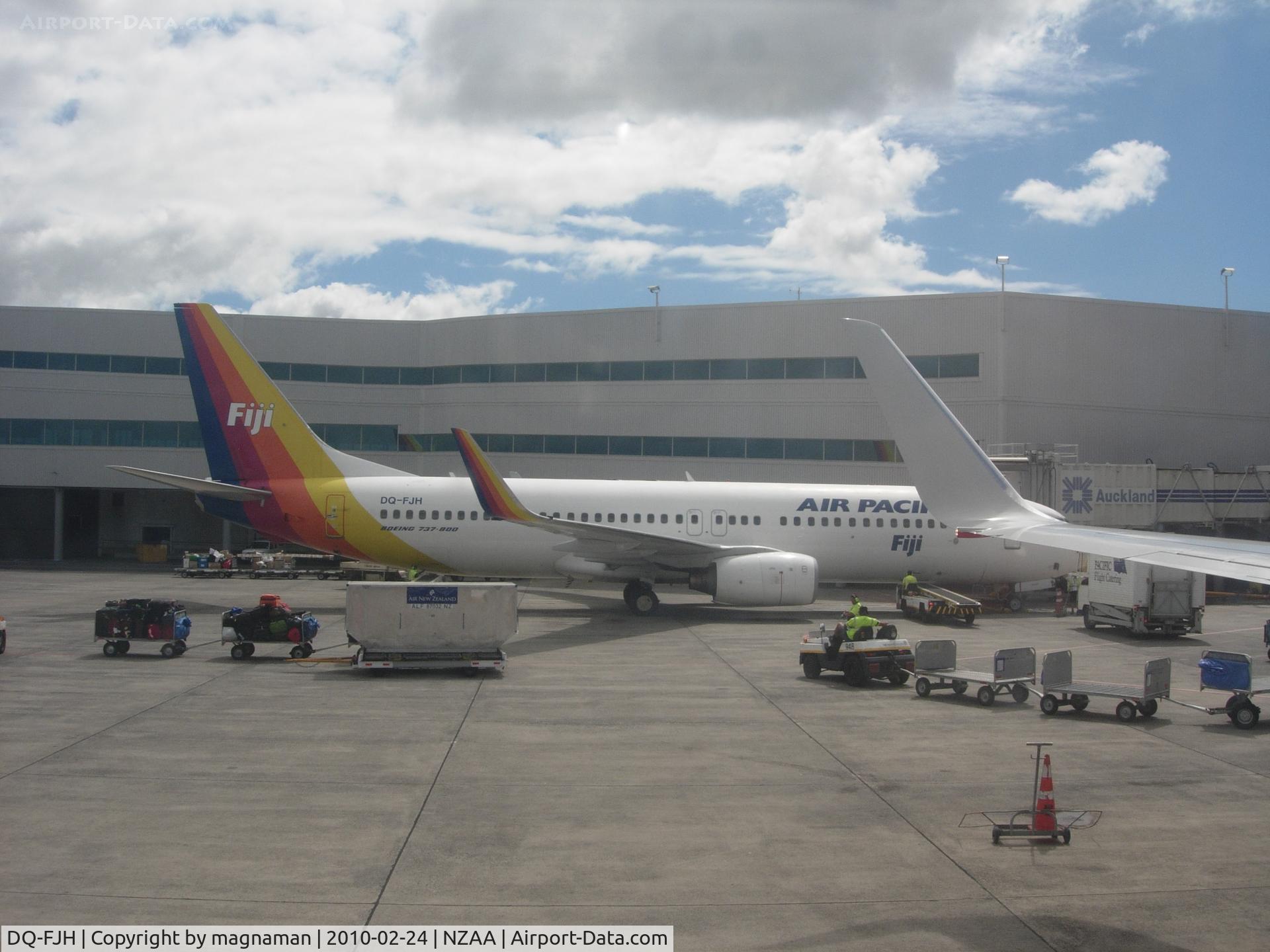 DQ-FJH, 1999 Boeing 737-8X2 C/N 29969, At Auckland awaiting passengers to be fiji'd