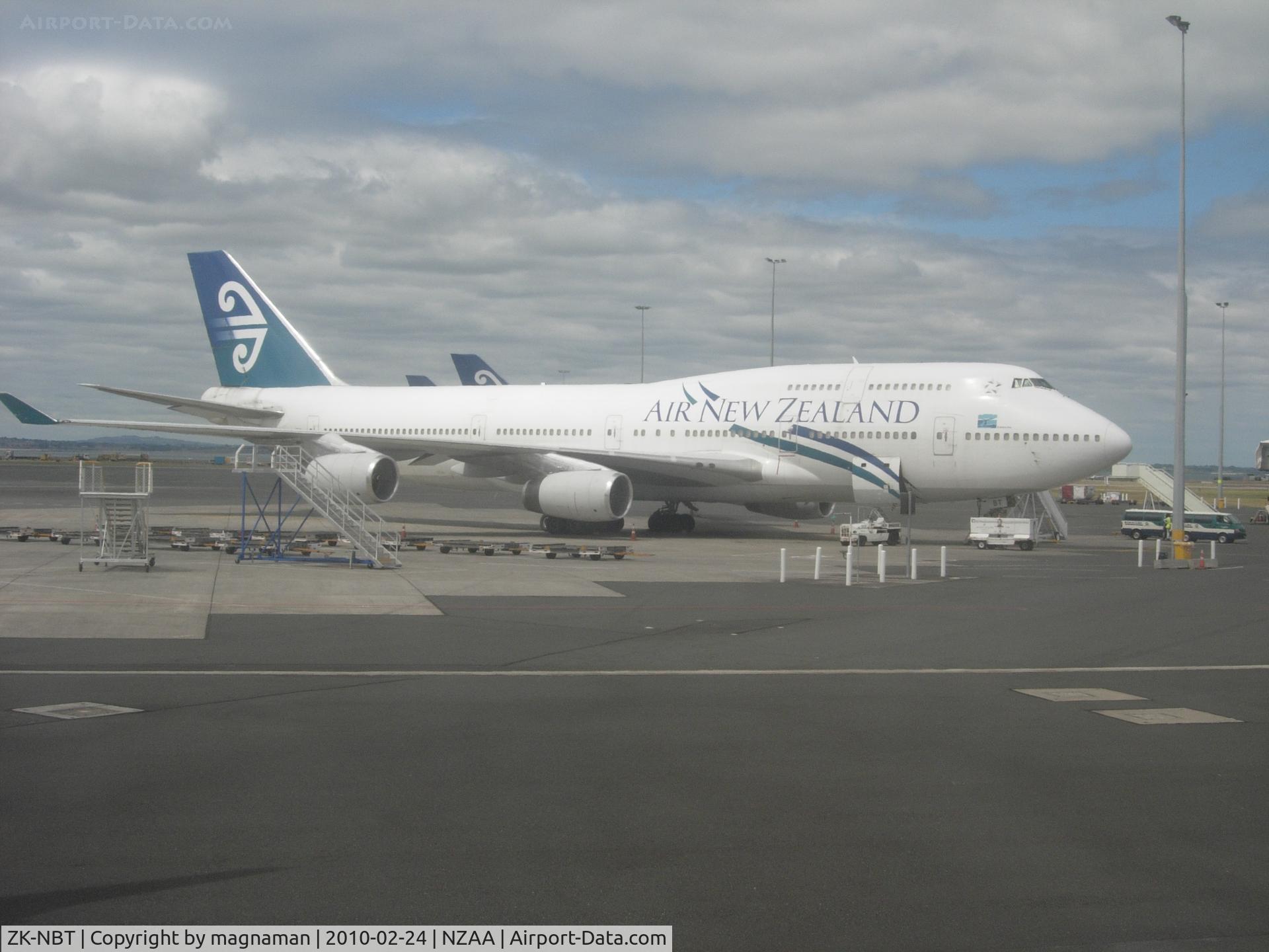 ZK-NBT, 1990 Boeing 747-419 C/N 24855, Lingering on tarmac
