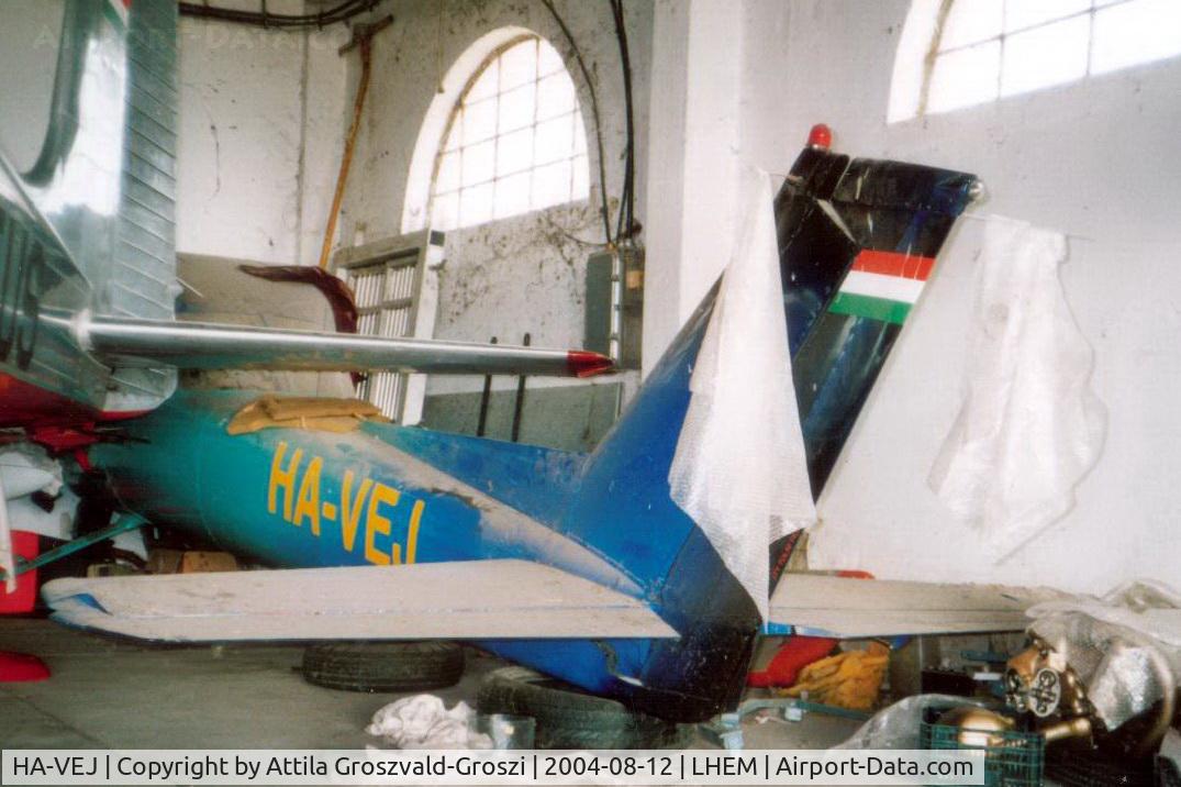 HA-VEJ, 1973 Reims FRA150L Aerobat C/N FRA1500186, Esztergom Airfield-hangar