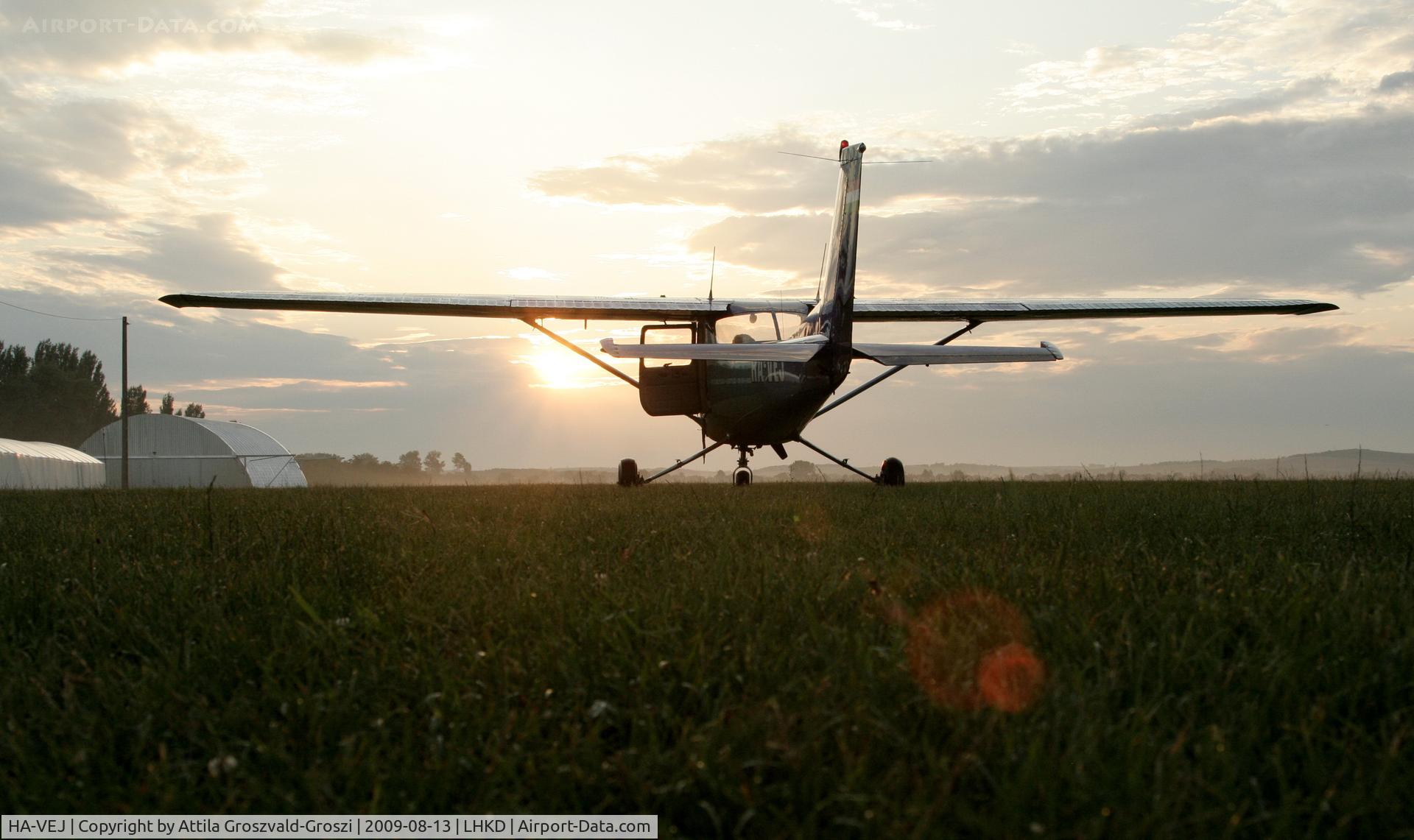 HA-VEJ, 1973 Reims FRA150L Aerobat C/N FRA1500186, Kecskéd Airfield - HA-VEJ in the sunset.