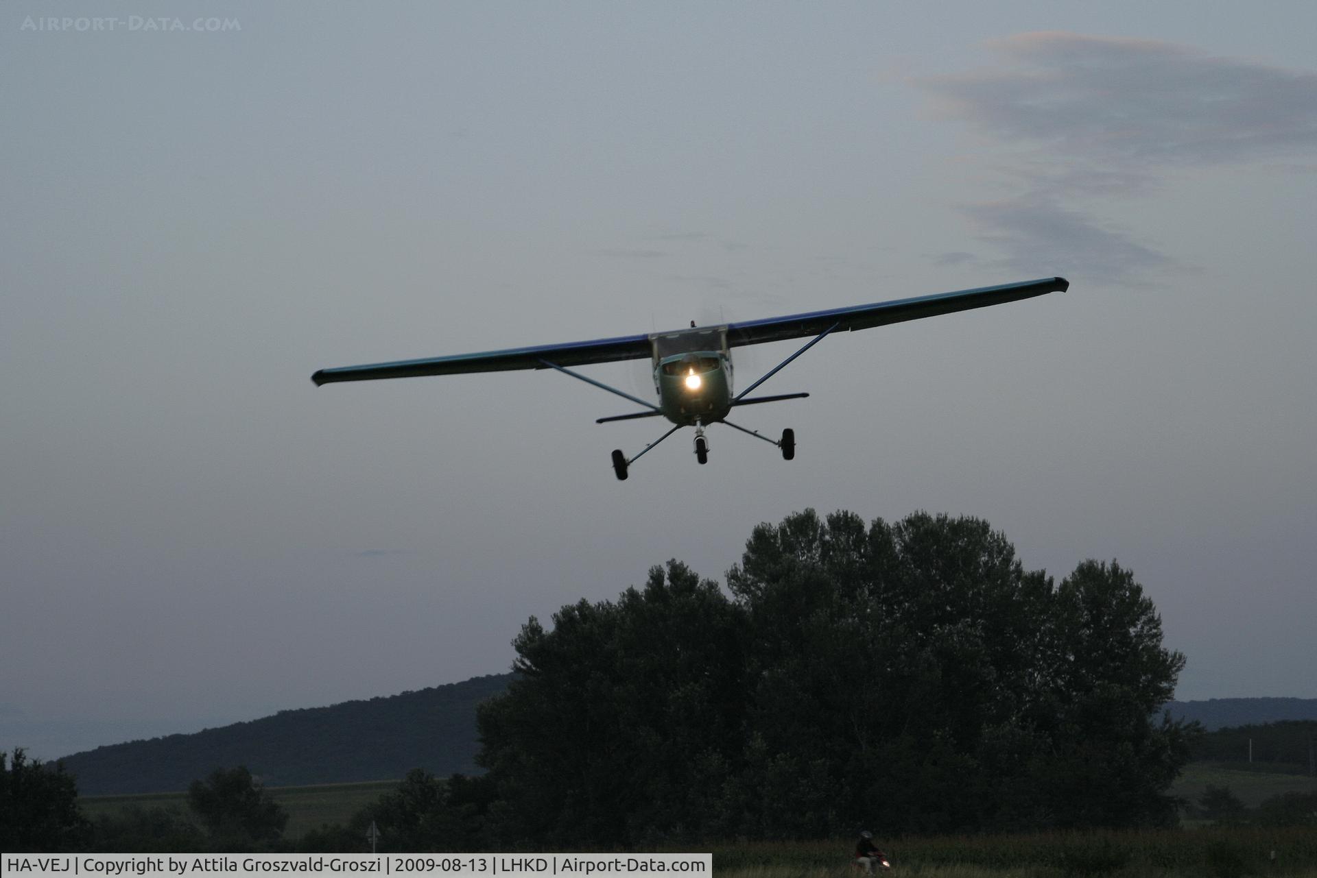 HA-VEJ, 1973 Reims FRA150L Aerobat C/N FRA1500186, Kecskéd Airfield - with landing light.