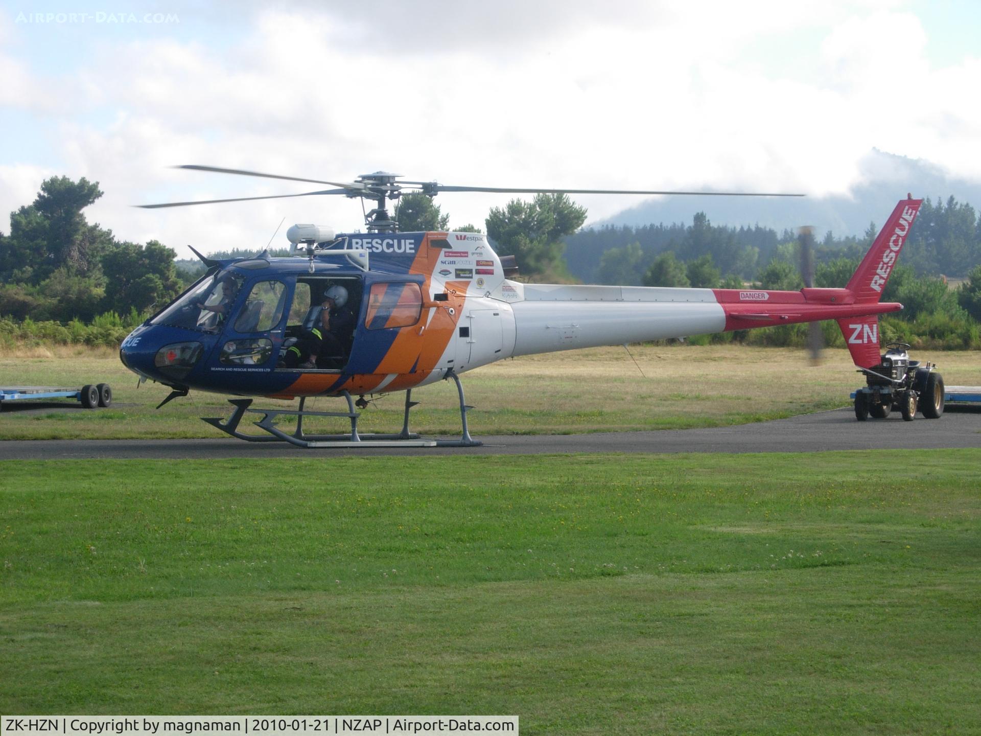 ZK-HZN, Aerospatiale AS-350BA Ecureuil C/N 1815, A quick landing on a pad