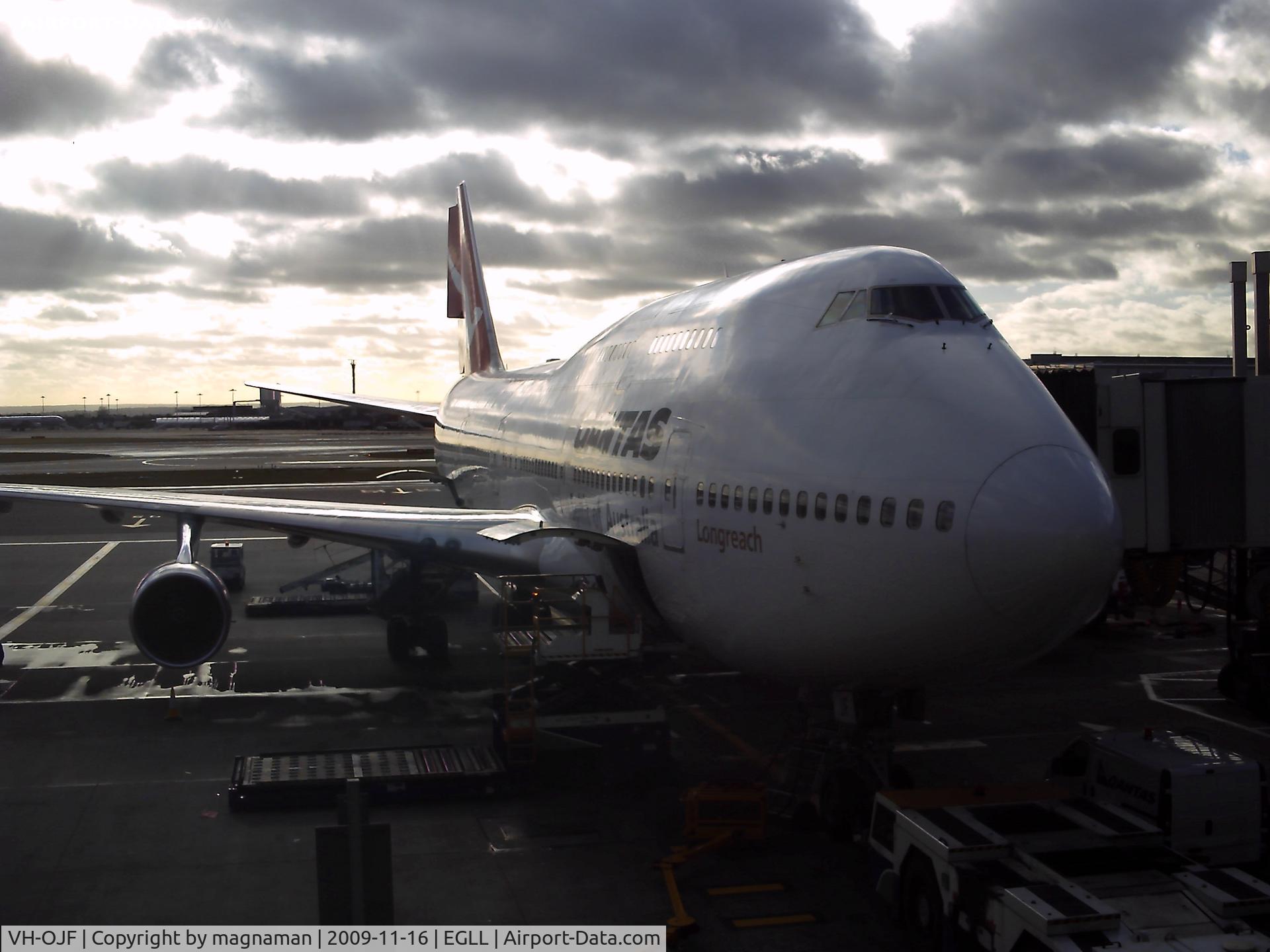 VH-OJF, 1989 Boeing 747-438 C/N 24483, Awaiting departure