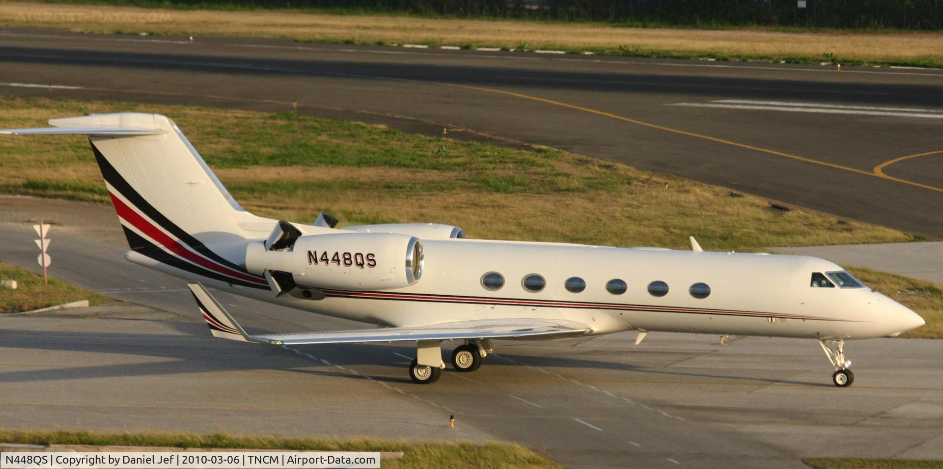 N448QS, 2007 Gulfstream Aerospace GIV-X (G450) C/N 4100, N448QS taxing to the holding point Alpha for take off