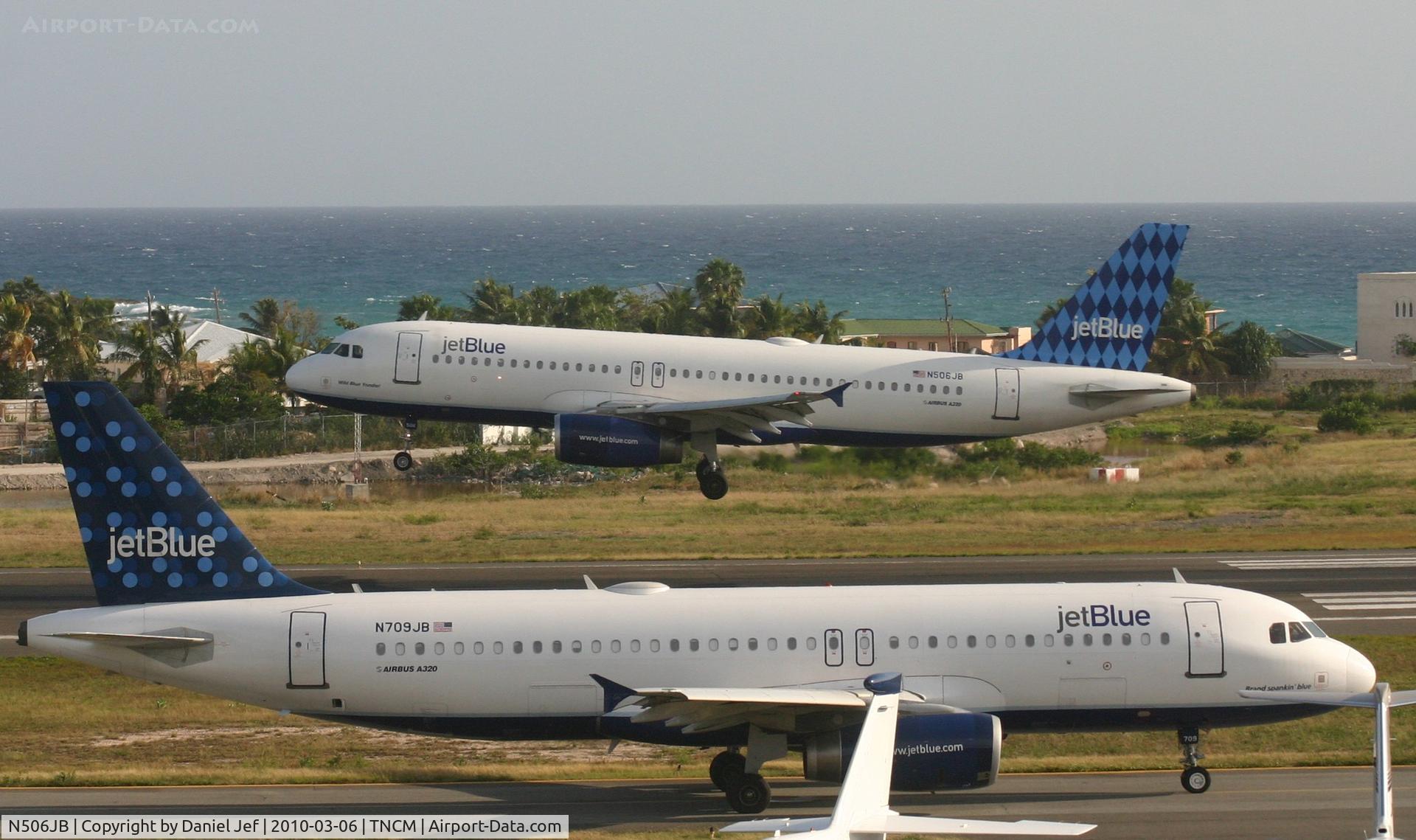 N506JB, 2000 Airbus A320-232 C/N 1235, Jet Blue N506JB Landing at TNCM while Jet BLue N709JB hold at THE holding point ALpha for take off