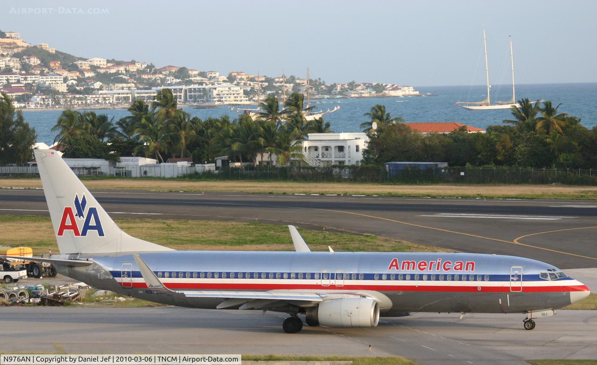 N976AN, 2001 Boeing 737-823 C/N 30099, N976AN taxing at TNCM to the holding point Alpha