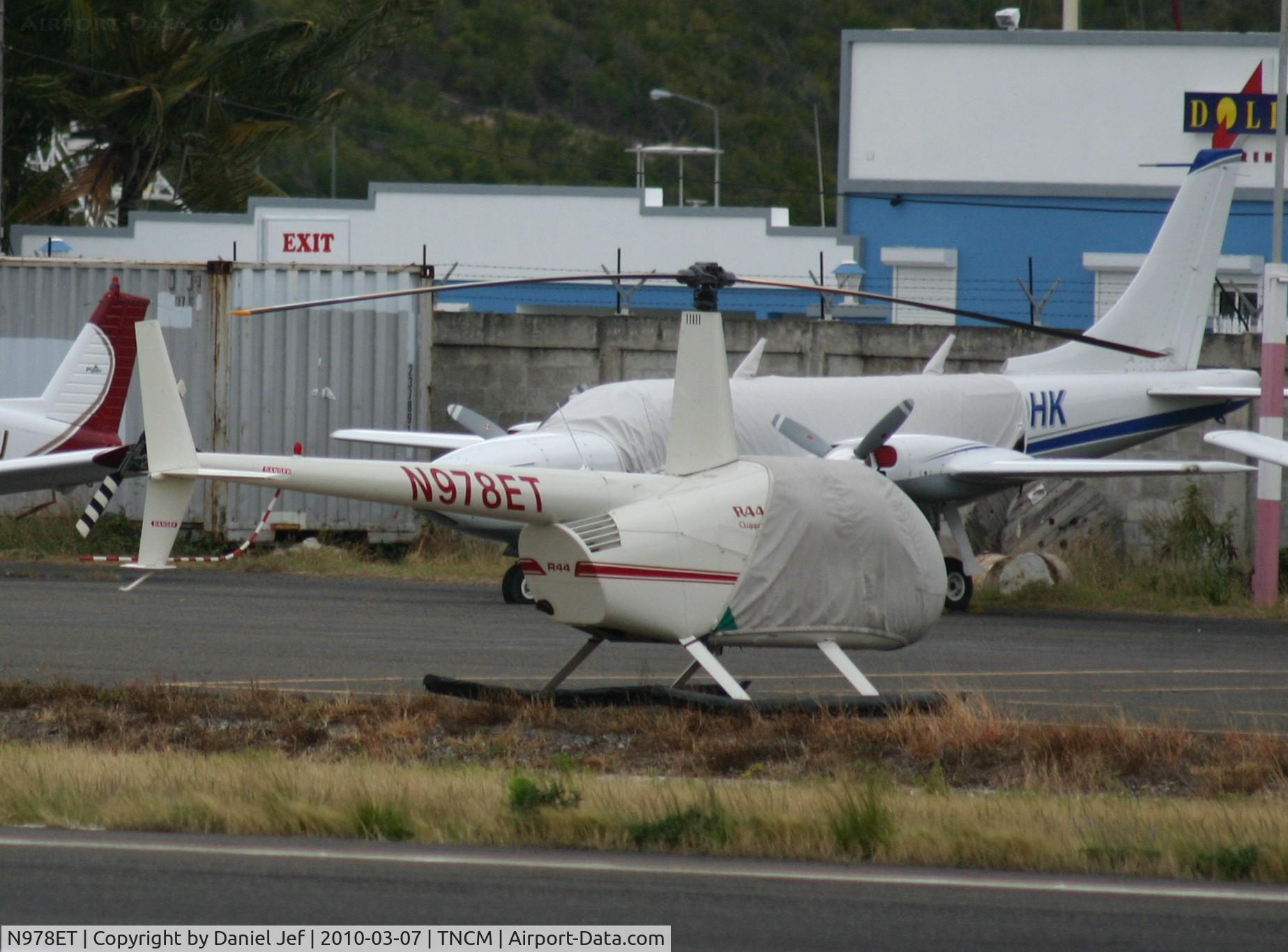 N978ET, 2005 Robinson R44 II C/N 10978, N978ET part at the helipad at TNCM