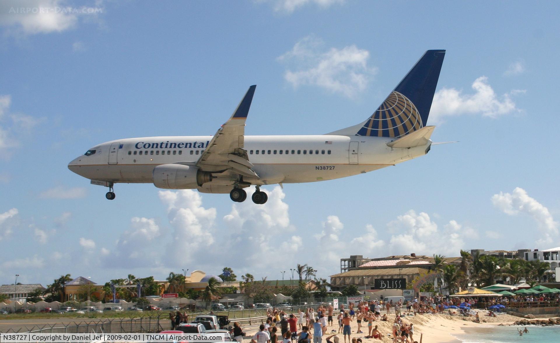 N38727, 1999 Boeing 737-724 C/N 28797, Continental N38727 landing at TNCM