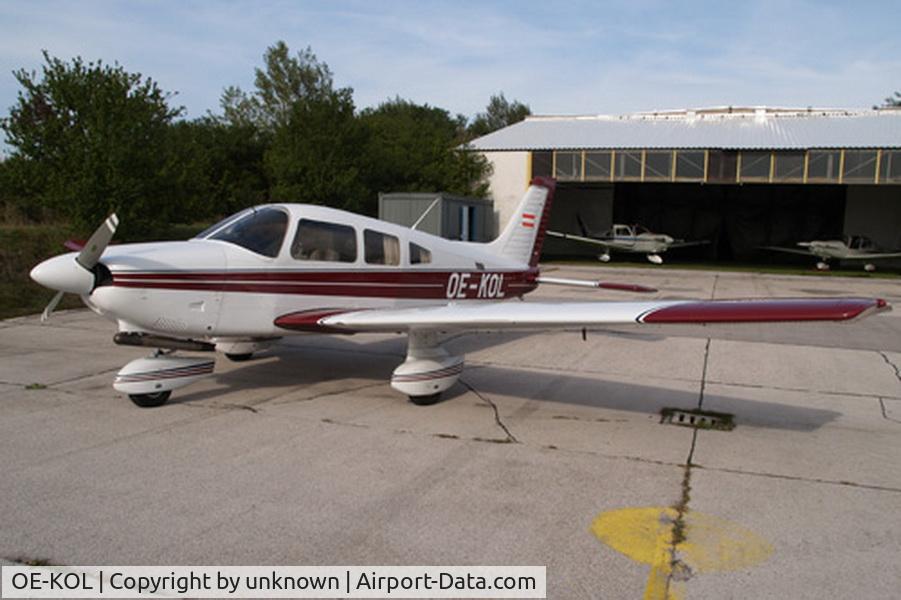 OE-KOL, 1979 Piper PA-28-181 C/N 2890182, Piper PA 28 USFC Baden in front of the hangar