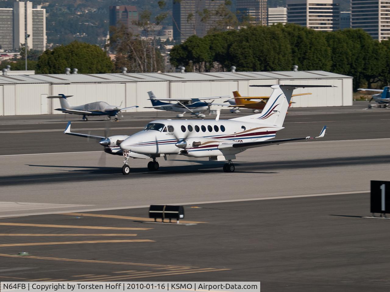 N64FB, 2000 Raytheon Aircraft Company B300 C/N FL-308, N64FB departing from RWY 21
