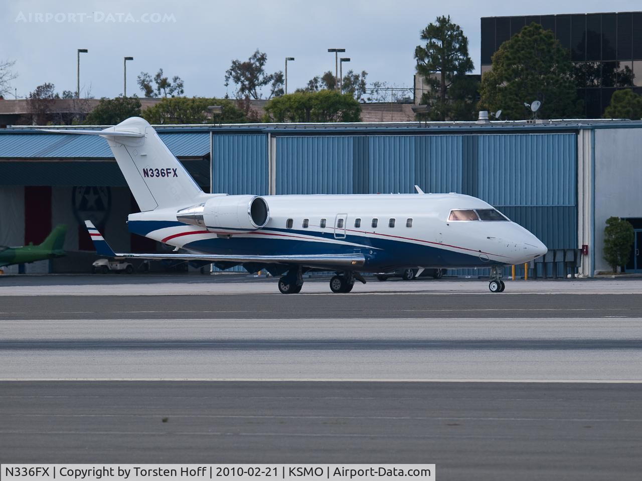 N336FX, 2005 Bombardier Challenger 604 (CL-600-2B16) C/N 5634, N336FX taxiing