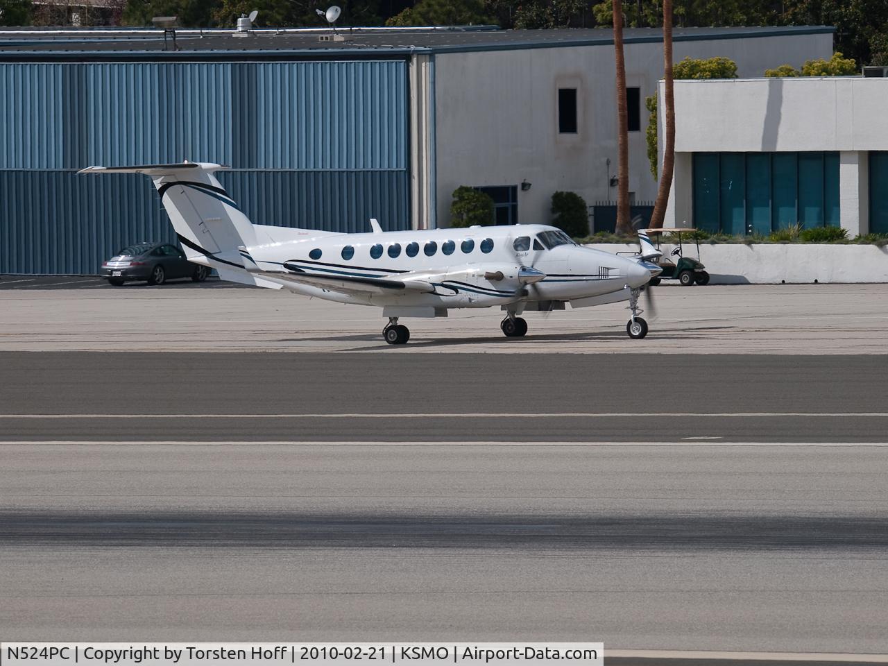 N524PC, 2005 Raytheon Aircraft Company B300 C/N FL-447, N524PC taxiing