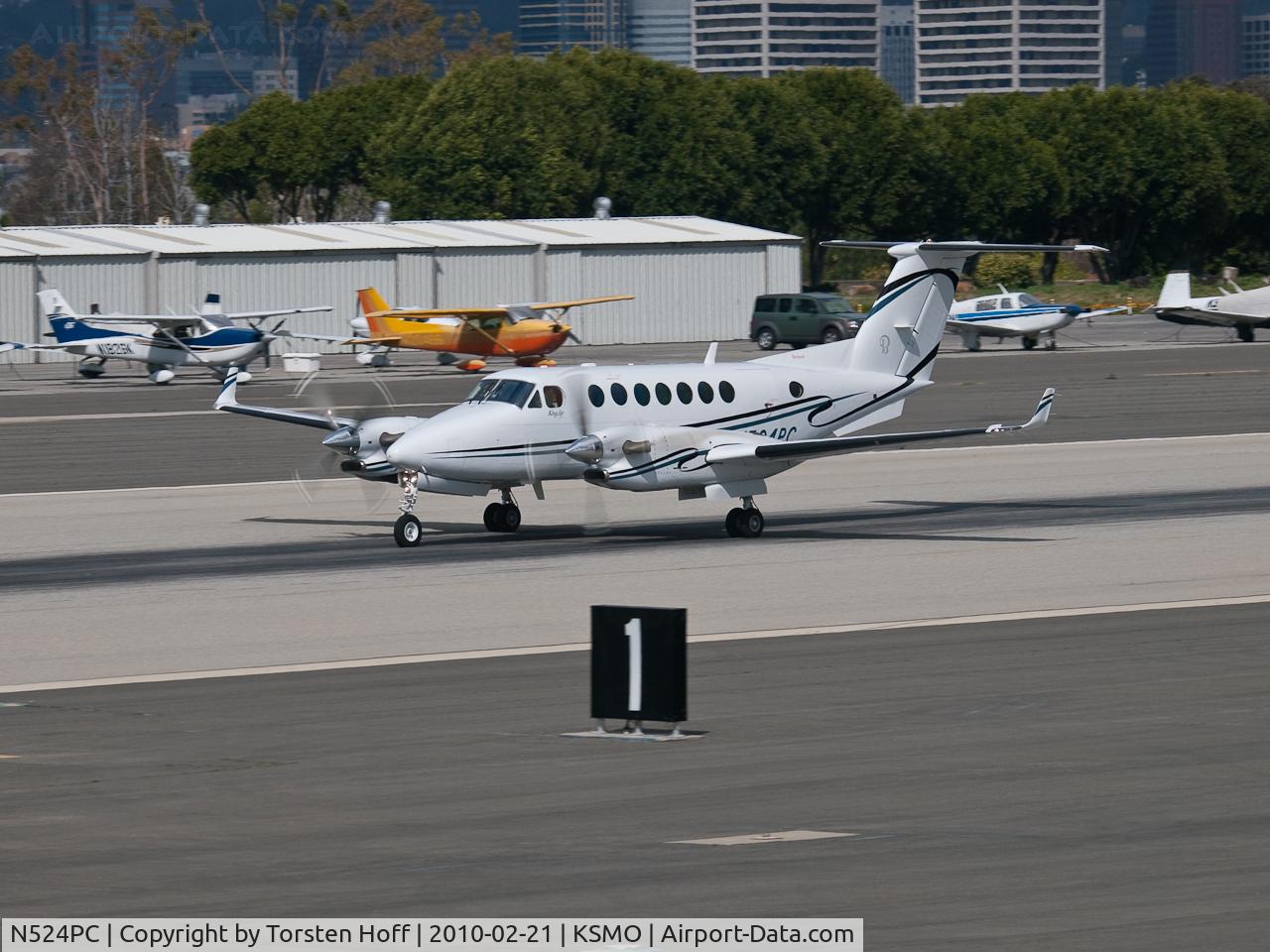 N524PC, 2005 Raytheon Aircraft Company B300 C/N FL-447, N524PC departing from RWY 21