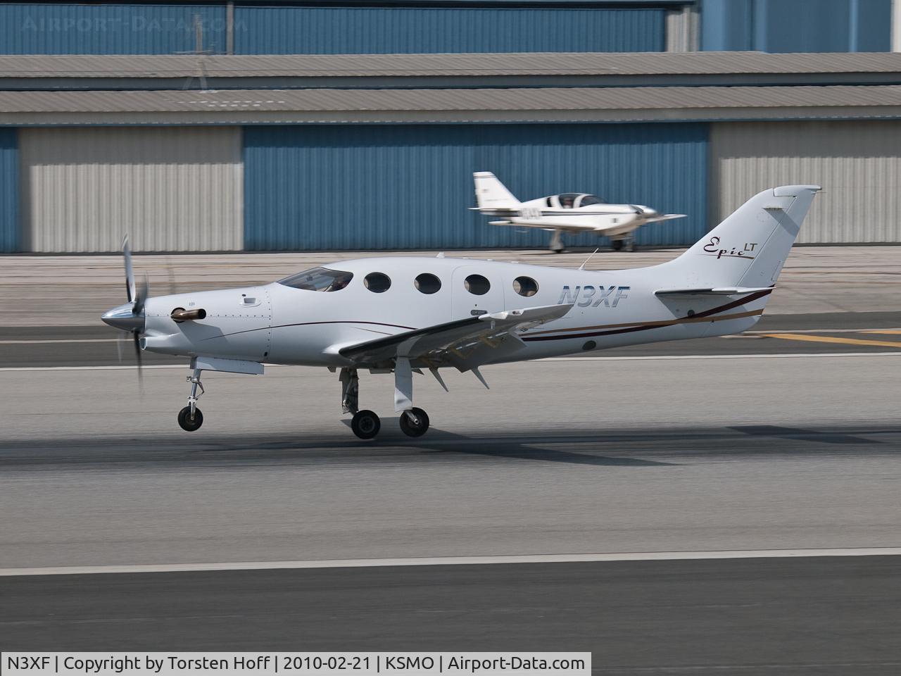 N3XF, 2006 AIR Epic LT C/N 004, N3XF arriving on RWY 21