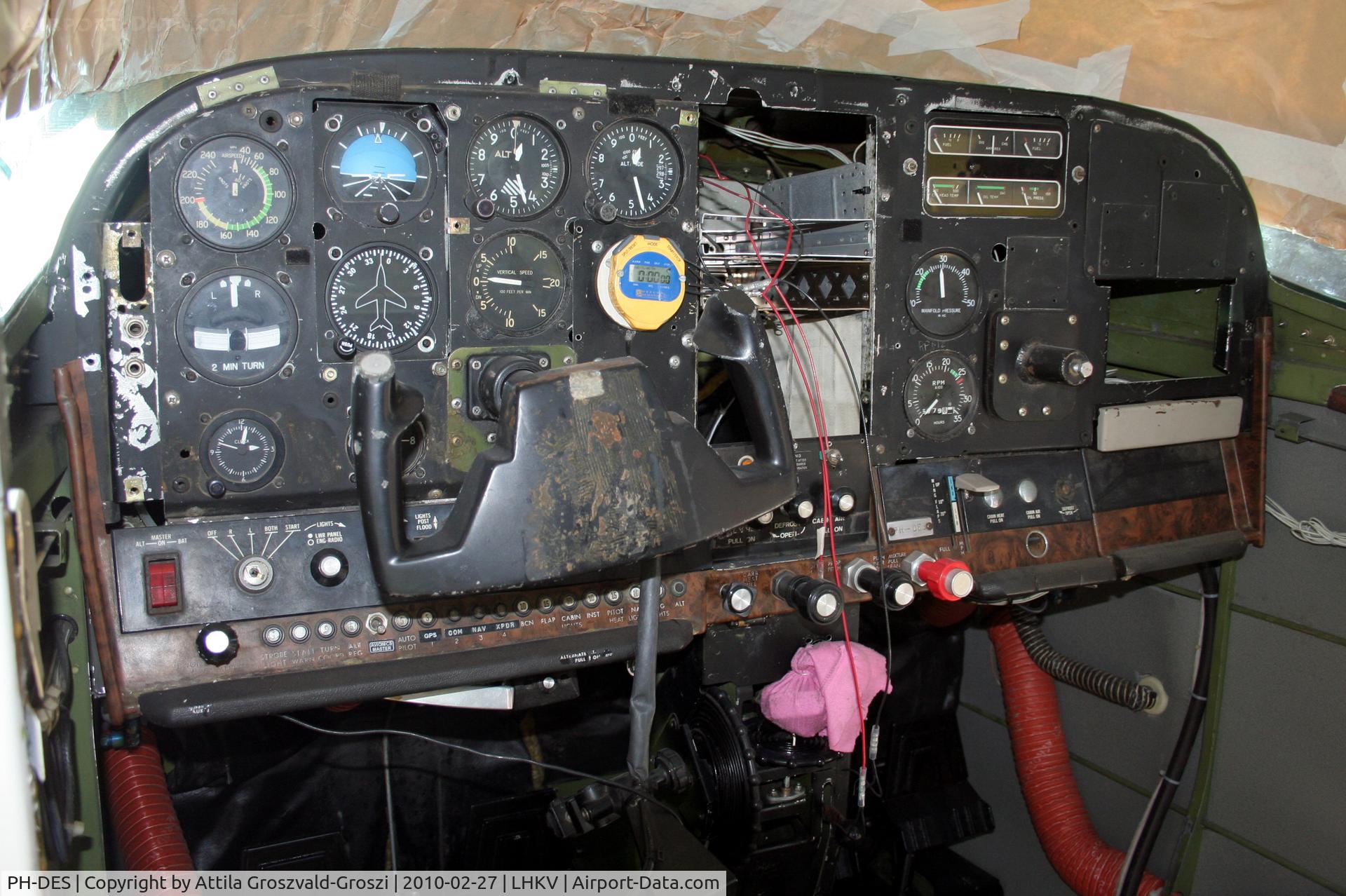 PH-DES, 1975 Reims F182P II Skylane C/N F18263920/0016, Hungary-Kaposújlak airport hangar - Cocpit
