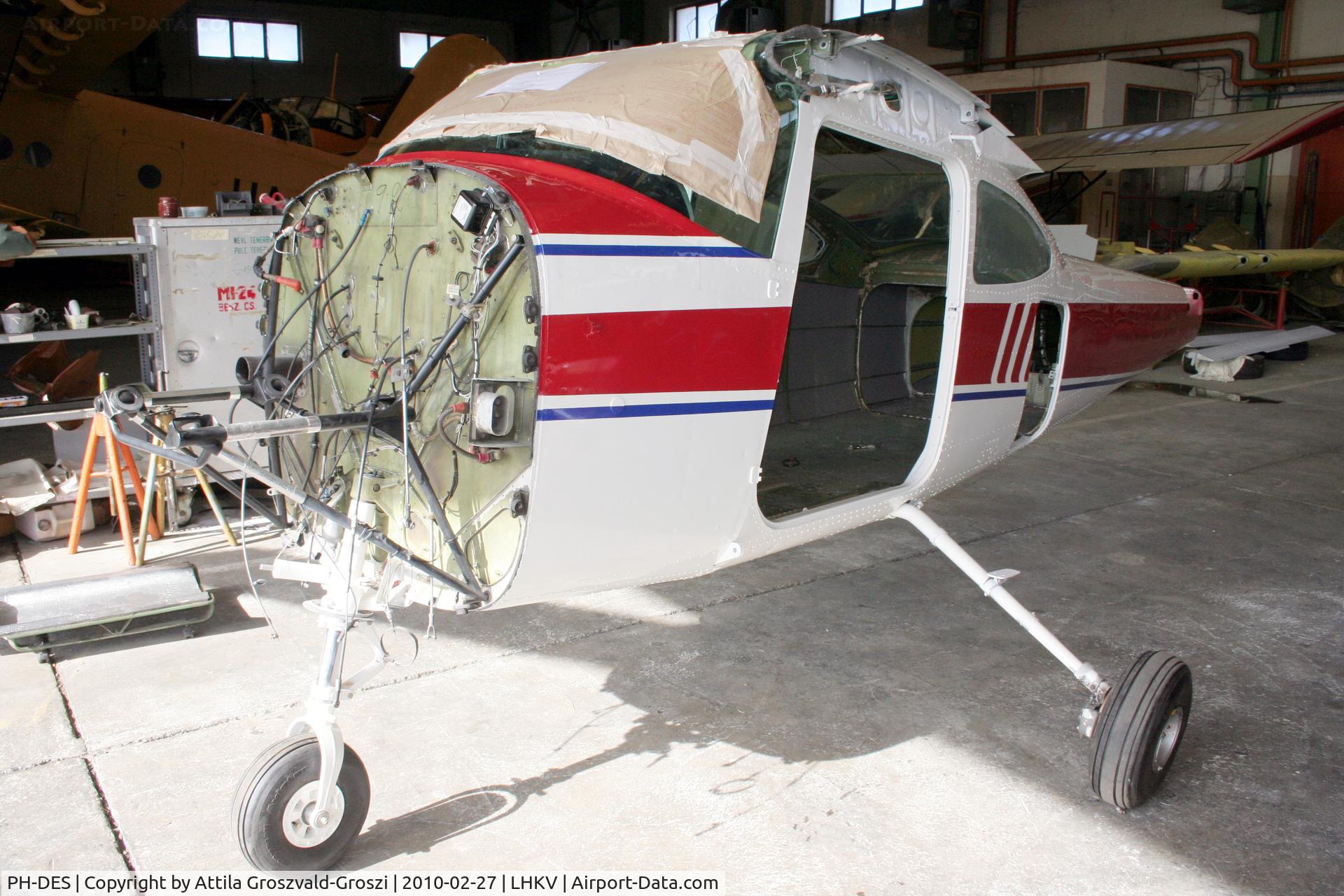PH-DES, 1975 Reims F182P II Skylane C/N F18263920/0016, Hungary-Kaposújlak airport hangar. - It is his new painting.