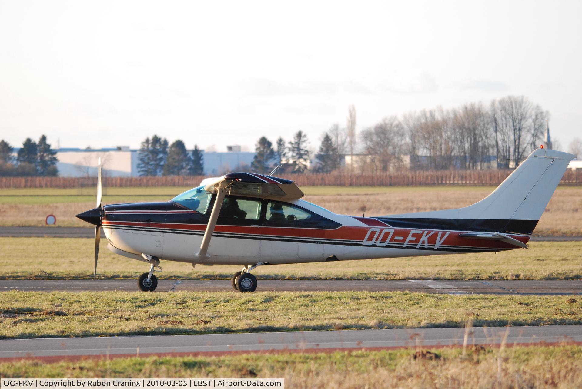 OO-FKV, 1979 Cessna R182 Skylane RG C/N R18201429, Taxiing
