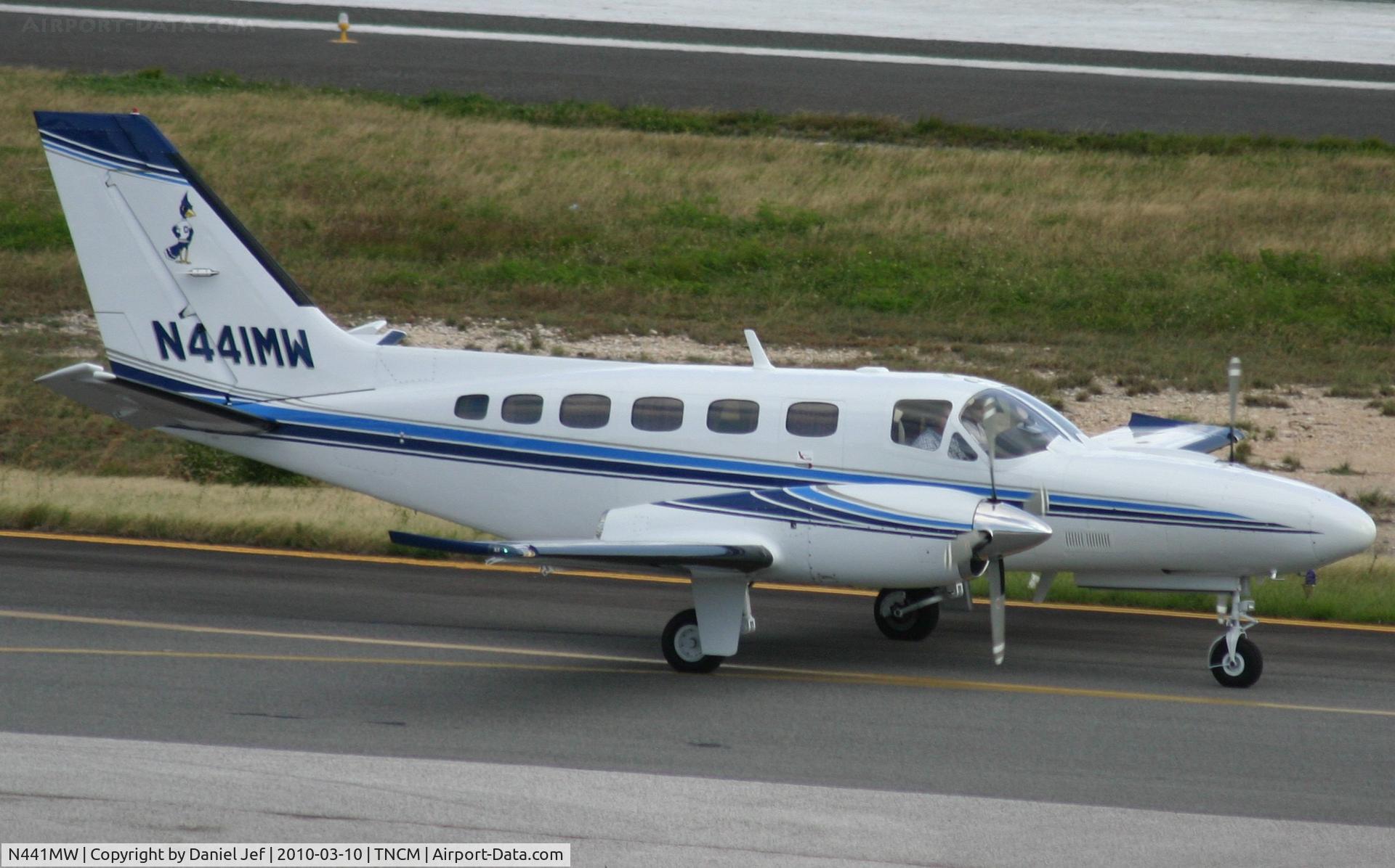N441MW, 1983 Cessna 441 Conquest II C/N 441-0286, N441MW taxing via the bypass after they was cleard from Charlie to the tresh hold 10 for take off....