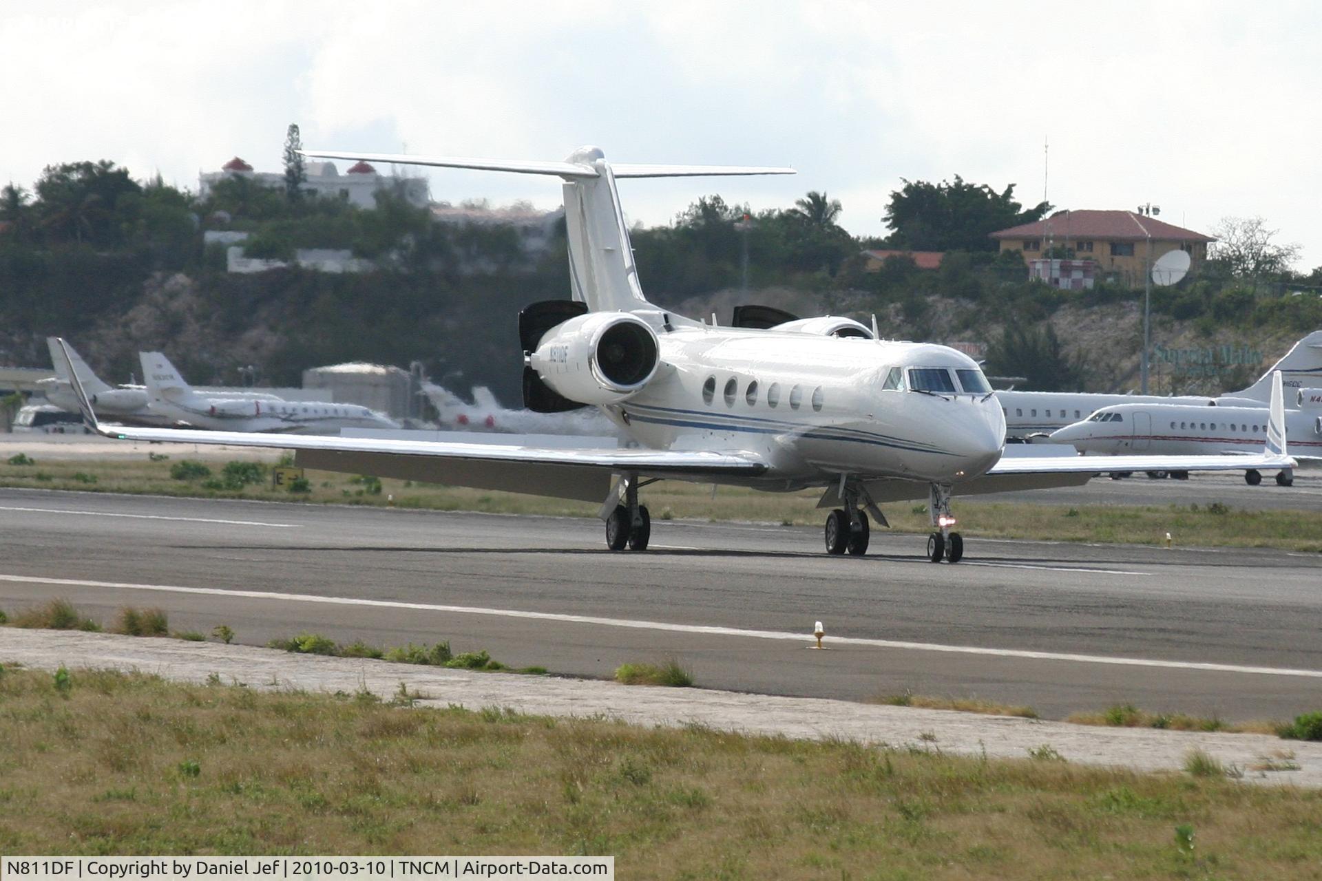 N811DF, 1997 Gulfstream Aerospace G-IV C/N 1306, Just landed at TNCM and making use of there stopping power!!!!!