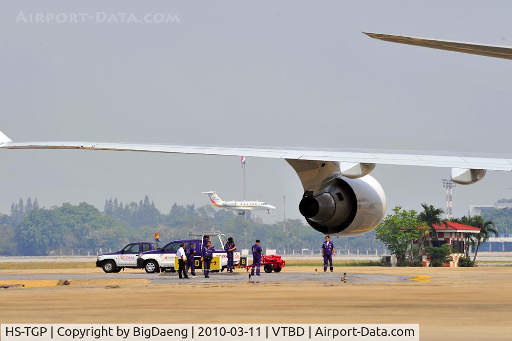 HS-TGP, 1994 Boeing 747-4D7 C/N 26610, Ground crew team, wait for HS-TGP departure ...