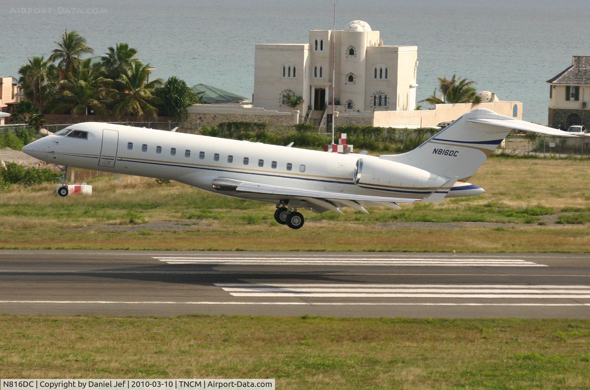 N816DC, 2001 Bombardier BD-700-1A10 Global Express C/N 9025, N816DC on the glide slope at TNCM