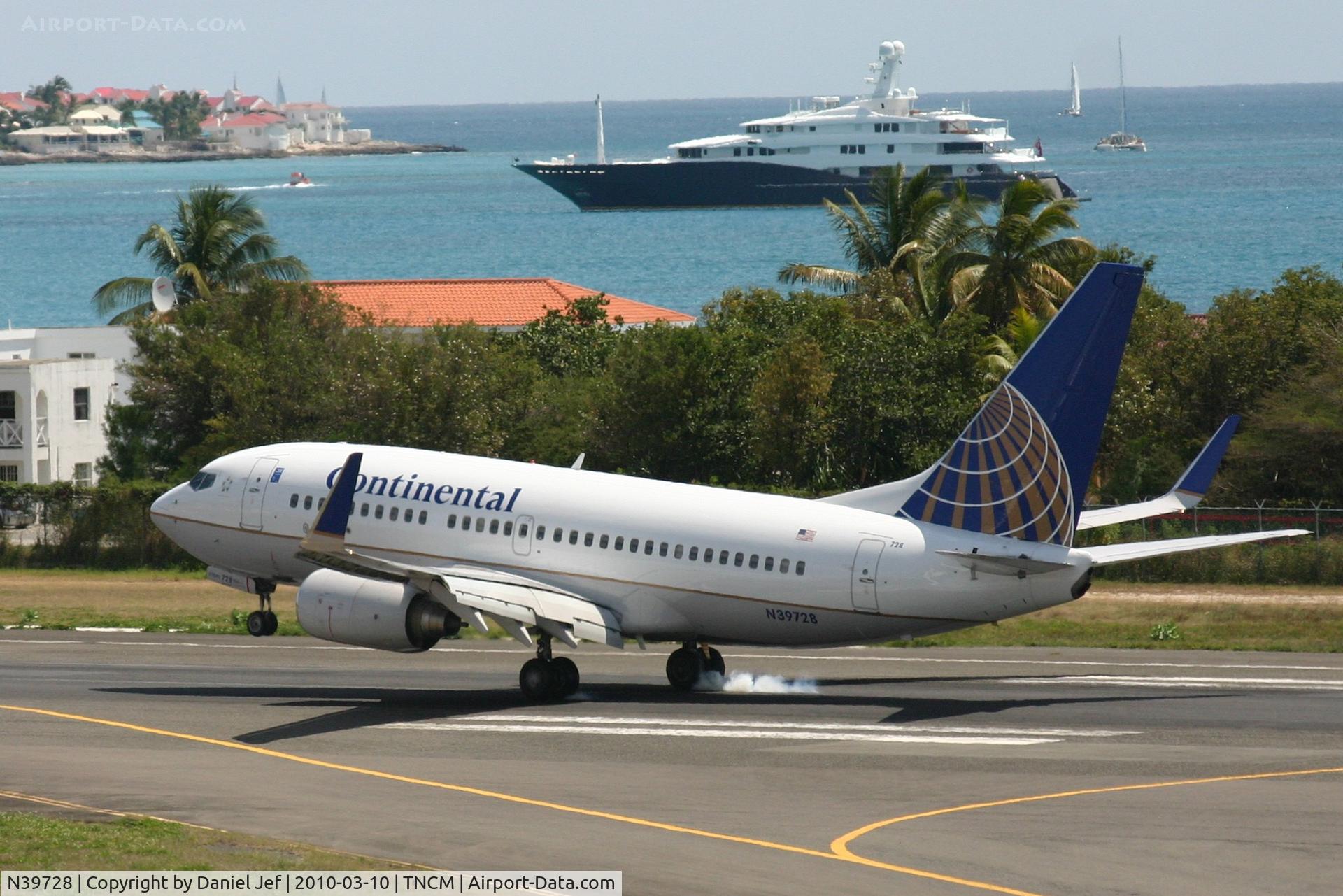 N39728, 1999 Boeing 737-724 C/N 28944, Continental N39728 landing at TNCM