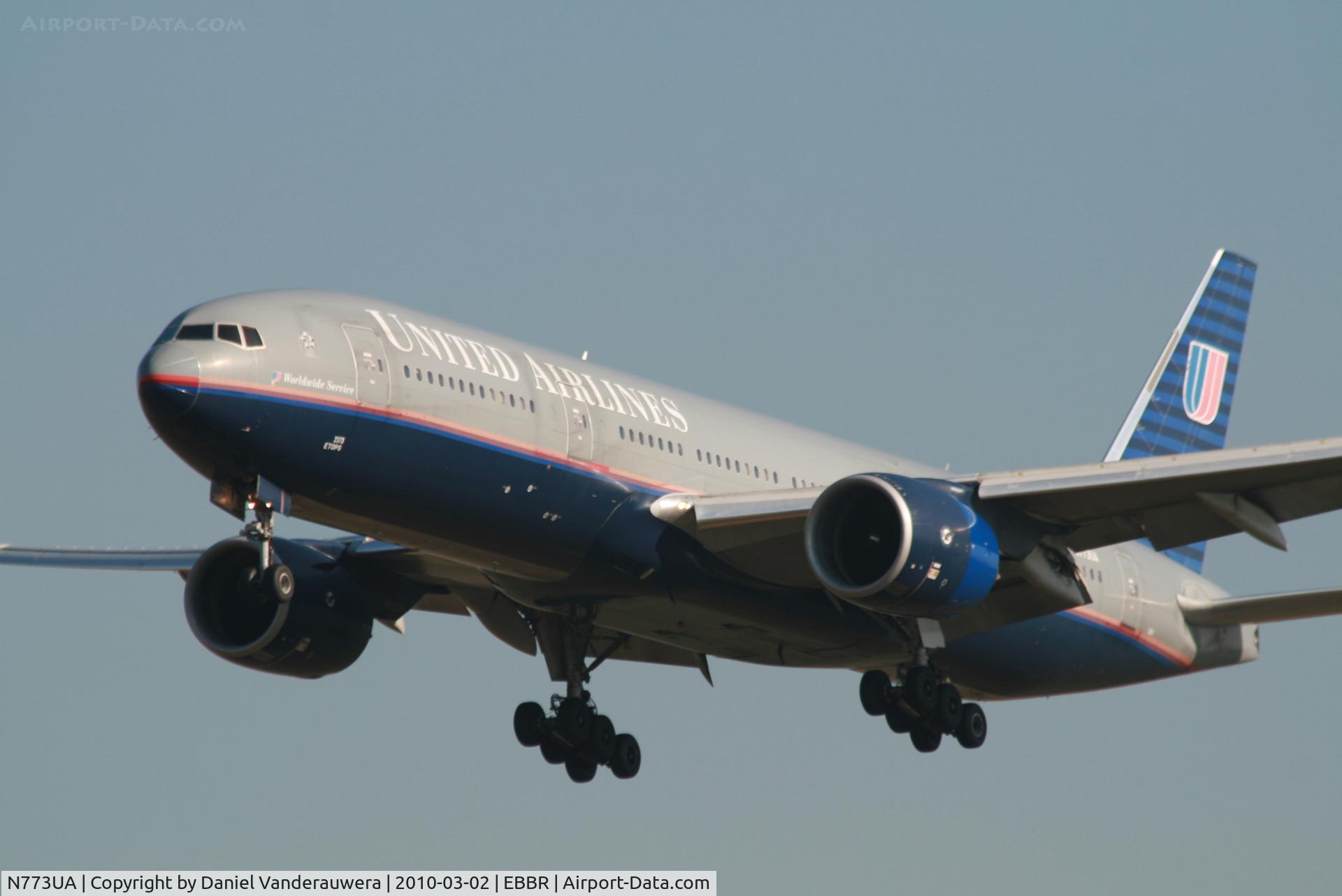 N773UA, 1995 Boeing 777-222 C/N 26929, Arrival of flight UA950 to RWY 25L