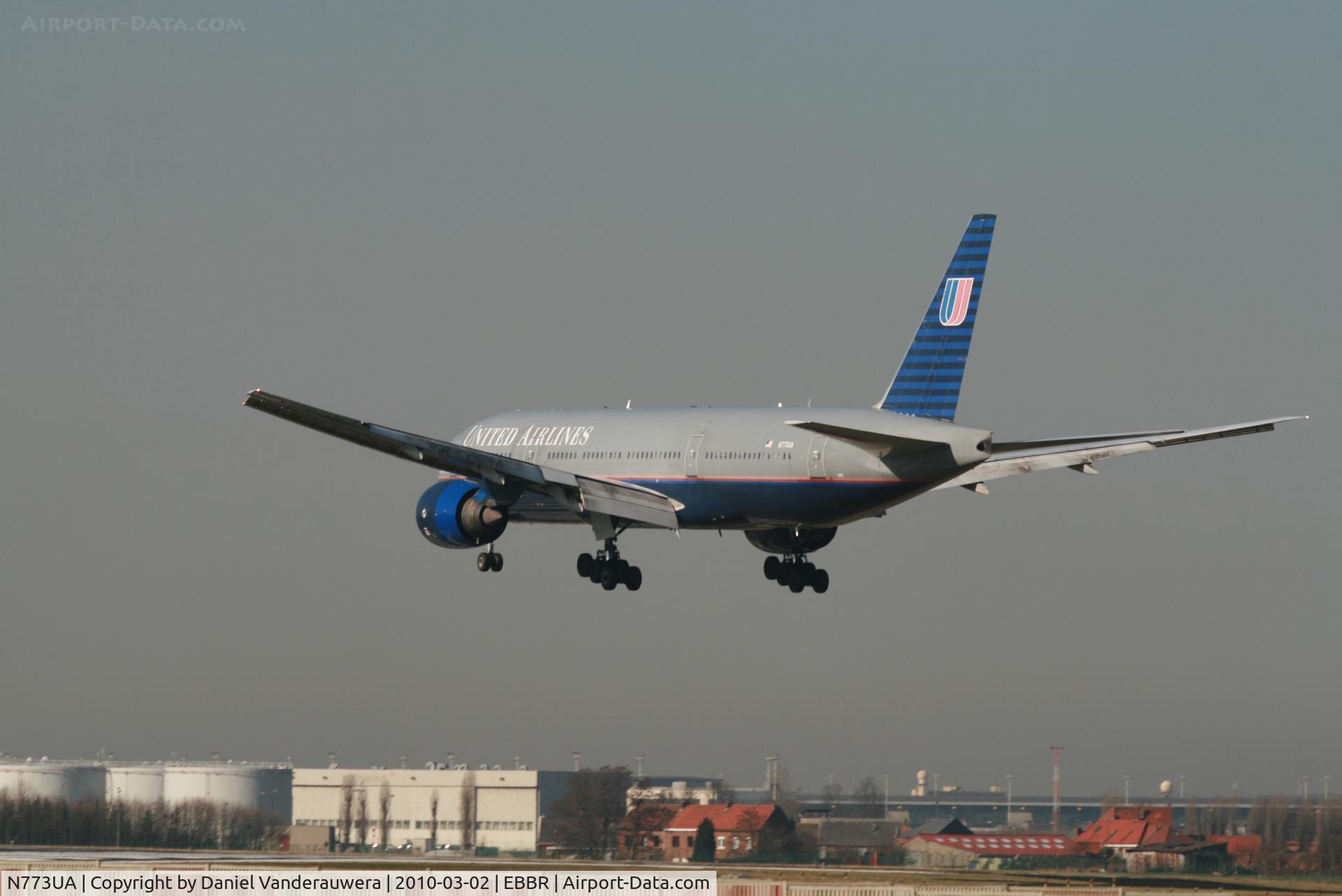 N773UA, 1995 Boeing 777-222 C/N 26929, Flight UA950 is descending to RWY 25L