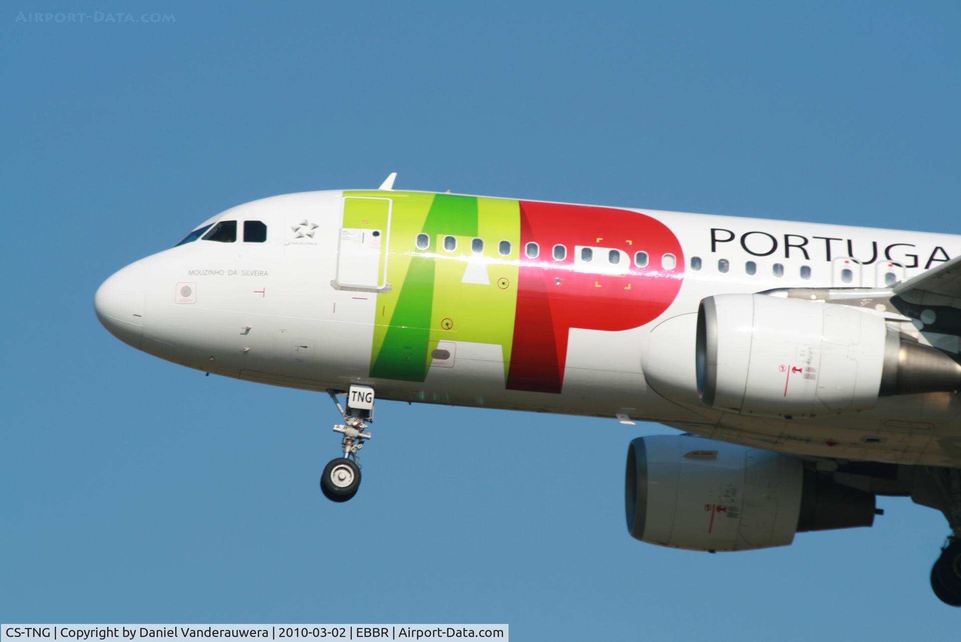 CS-TNG, 1998 Airbus A320-214 C/N 945, Arrival of flight TP604 to RWY 25L