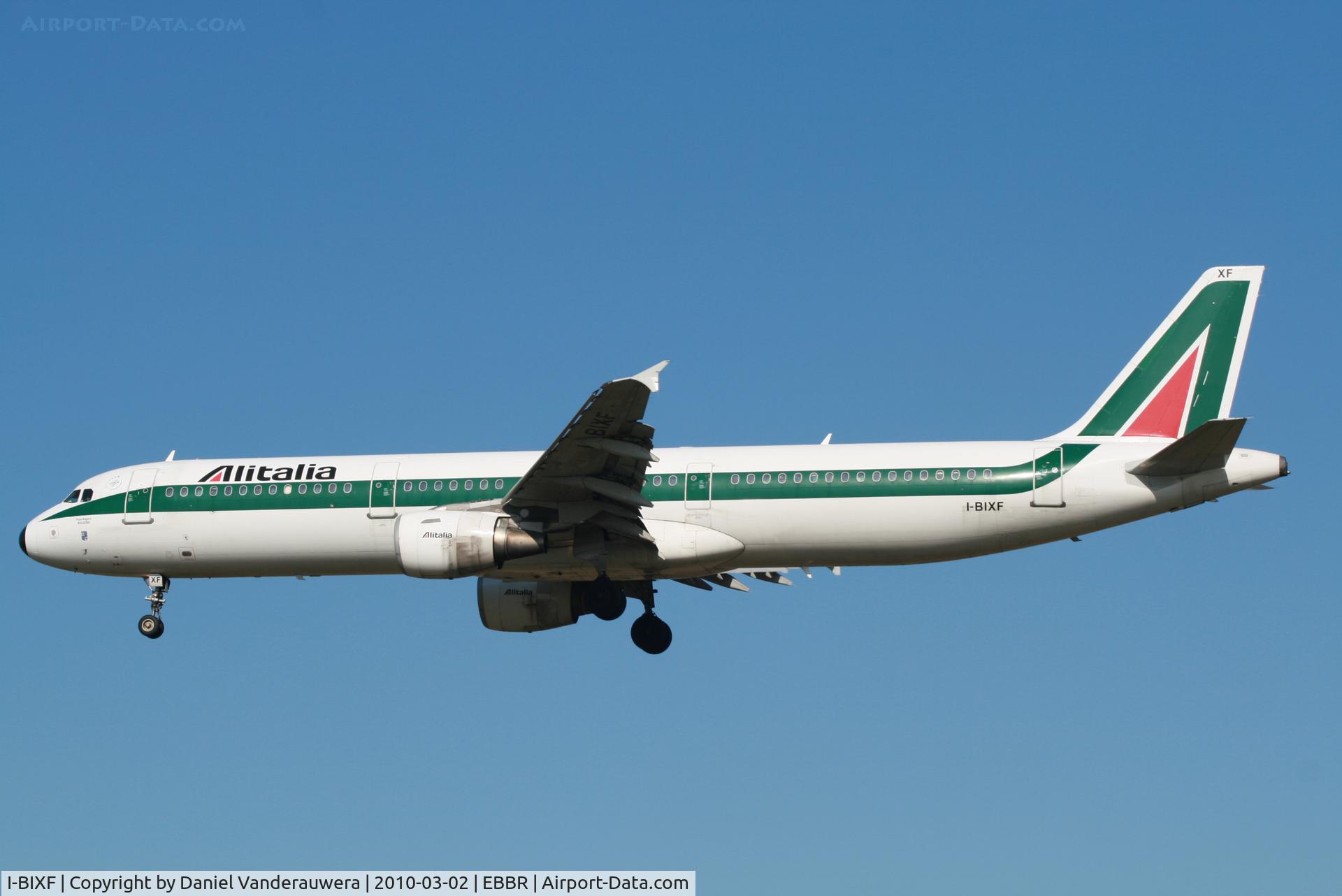 I-BIXF, 1995 Airbus A321-112 C/N 515, Flight AZ156 is descending to RWY 25L