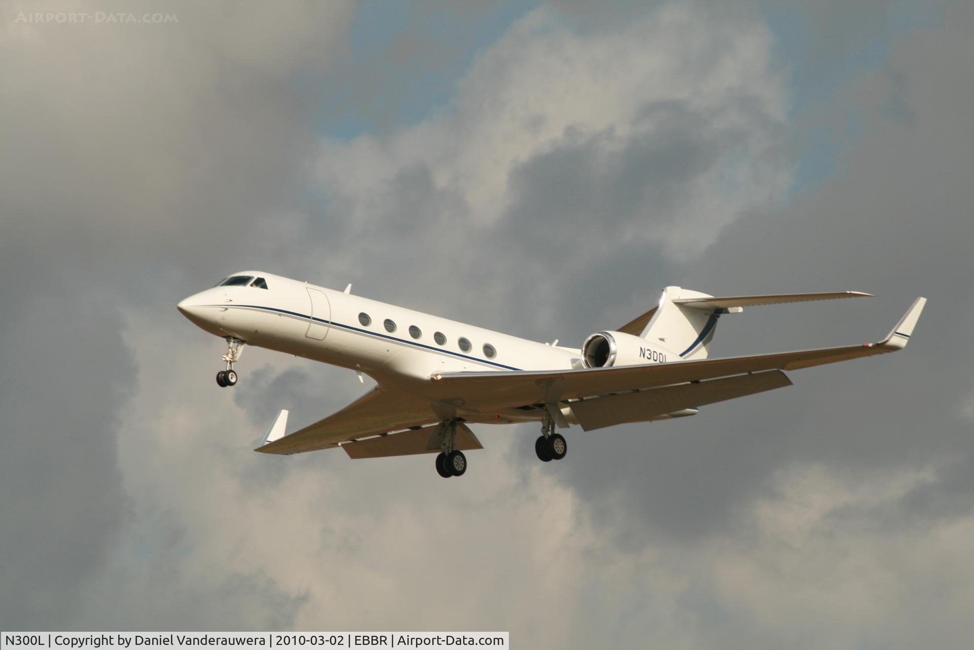 N300L, 1996 Gulfstream Aerospace G-V C/N 507, Arrival to RWY 25L