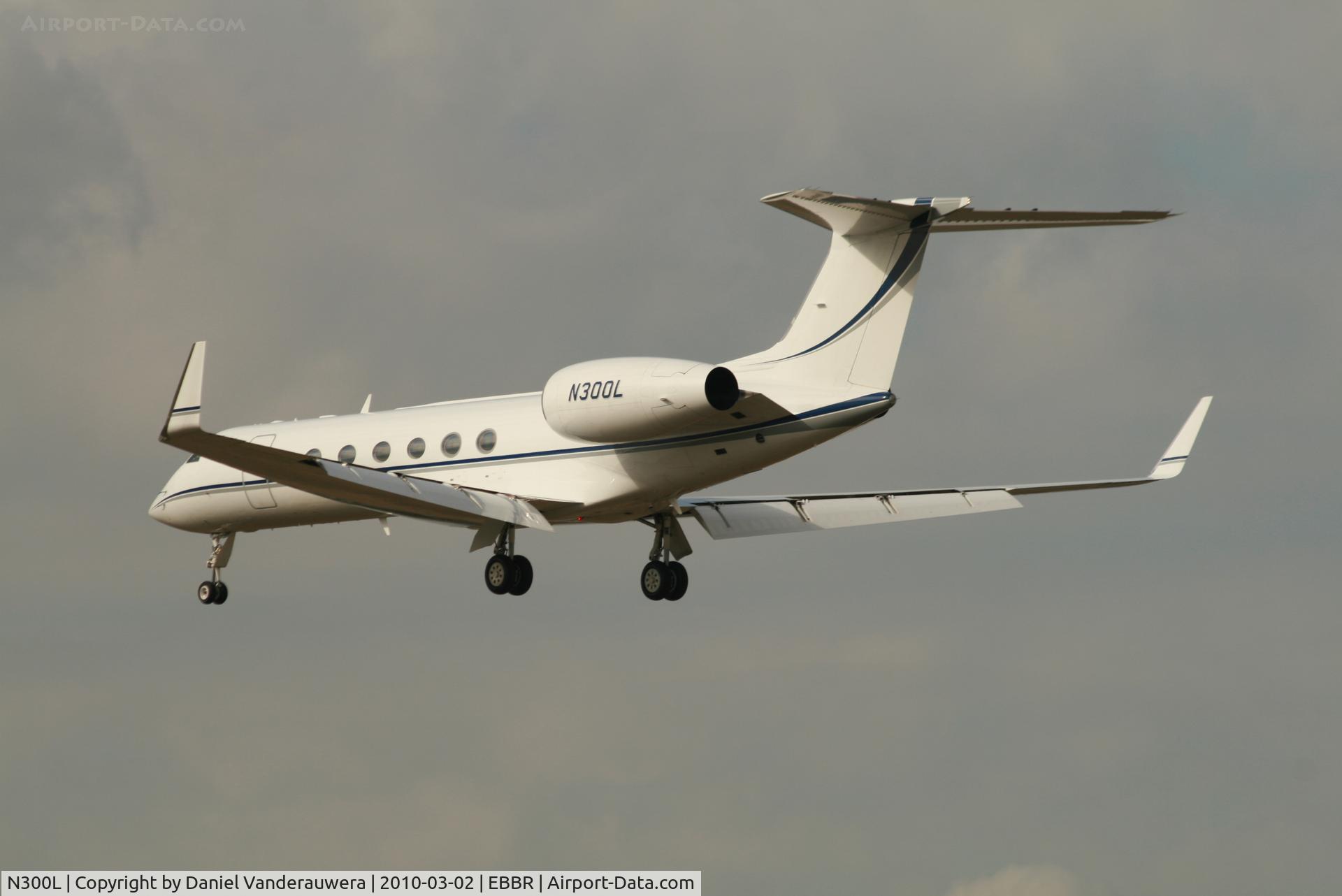 N300L, 1996 Gulfstream Aerospace G-V C/N 507, Descending to RWY 25L